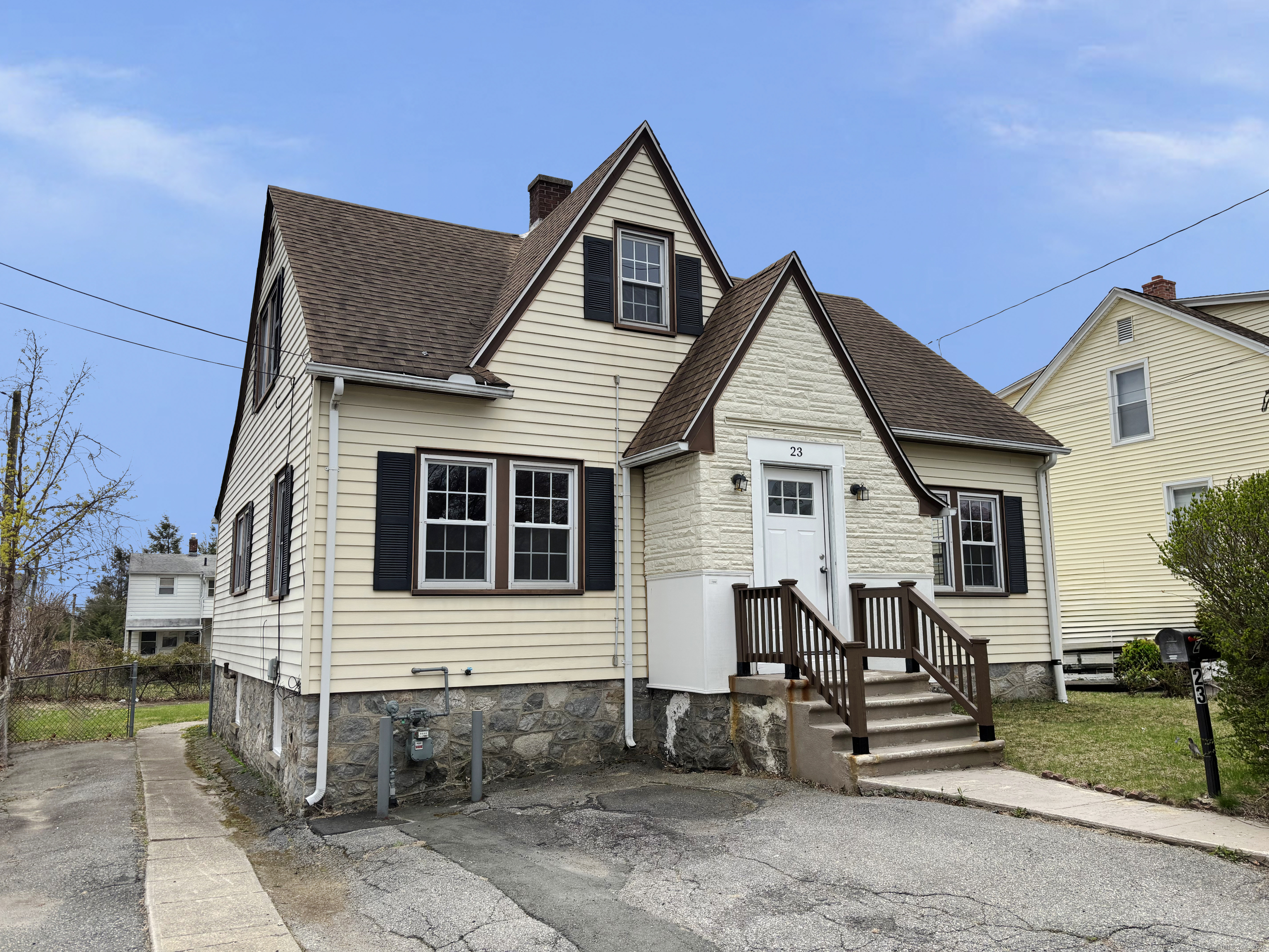 Property for Sale at Anderson Avenue, Waterbury, Connecticut - Bedrooms: 4 
Bathrooms: 2 
Rooms: 6  - $284,900