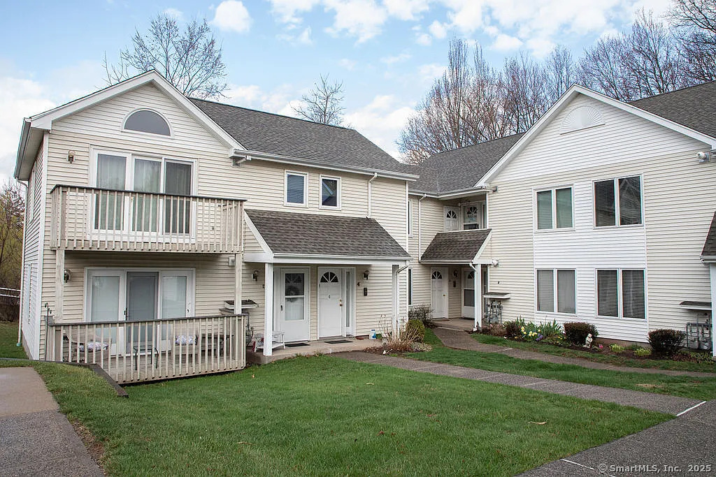 Millbrook Court 6, Newington, Connecticut - 2 Bedrooms  
1 Bathrooms  
4 Rooms - 