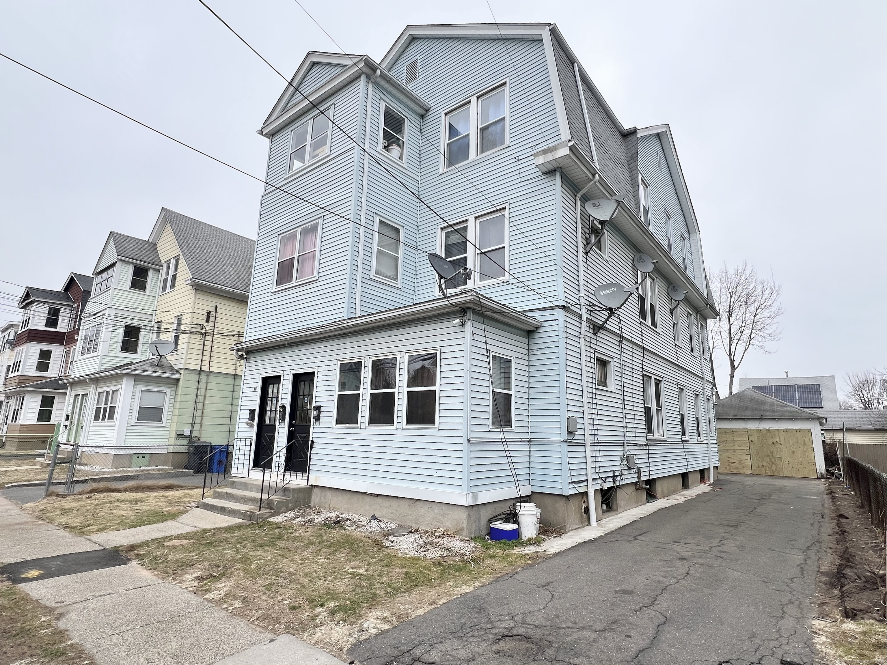 Property for Sale at James Street, Hartford, Connecticut - Bedrooms: 6 
Bathrooms: 3 
Rooms: 18  - $399,900