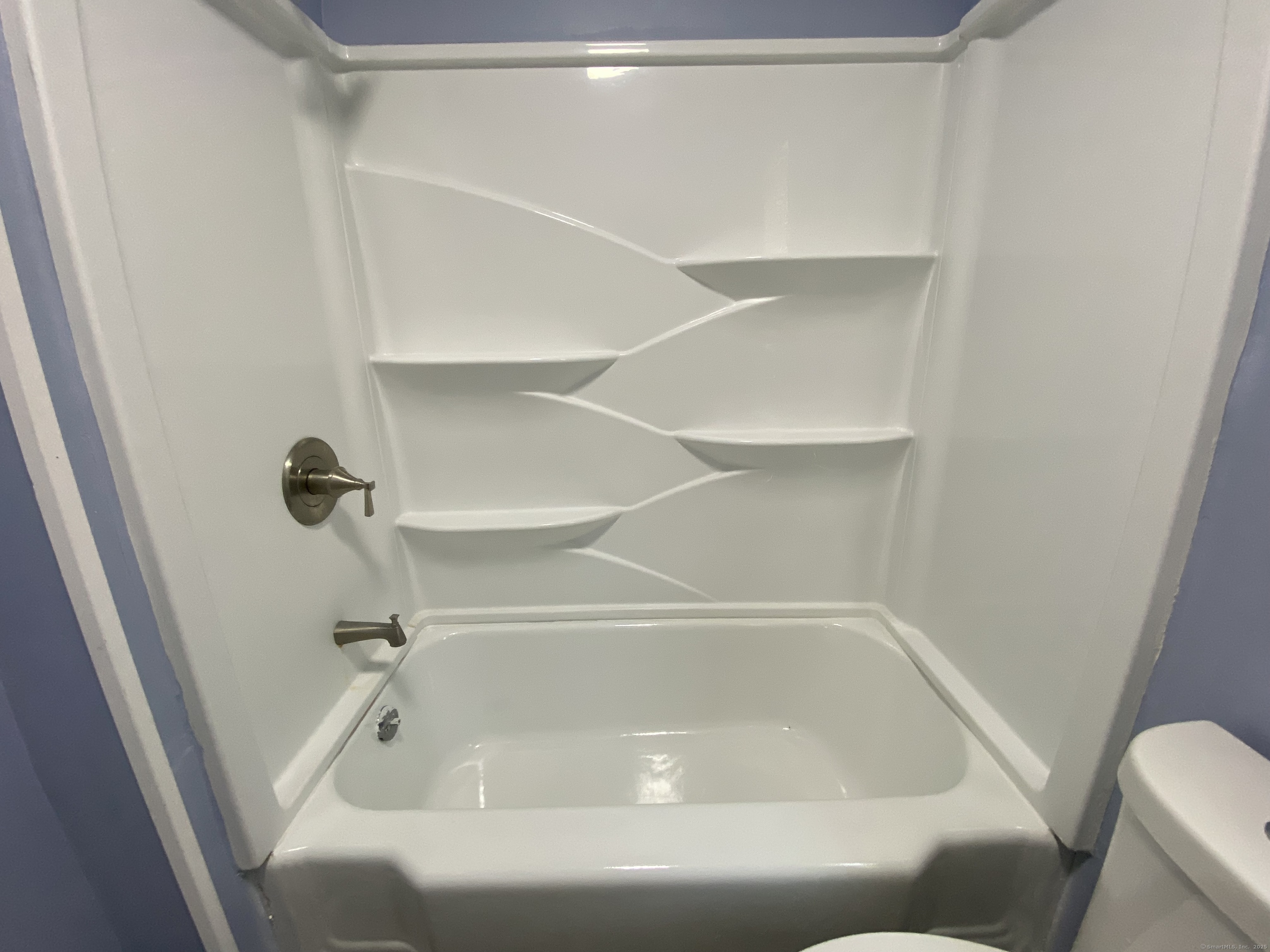 Middletown, Connecticut 06457, United States, 2 Bedrooms Bedrooms, ,1 BathroomBathrooms,Residential,Pending,185195