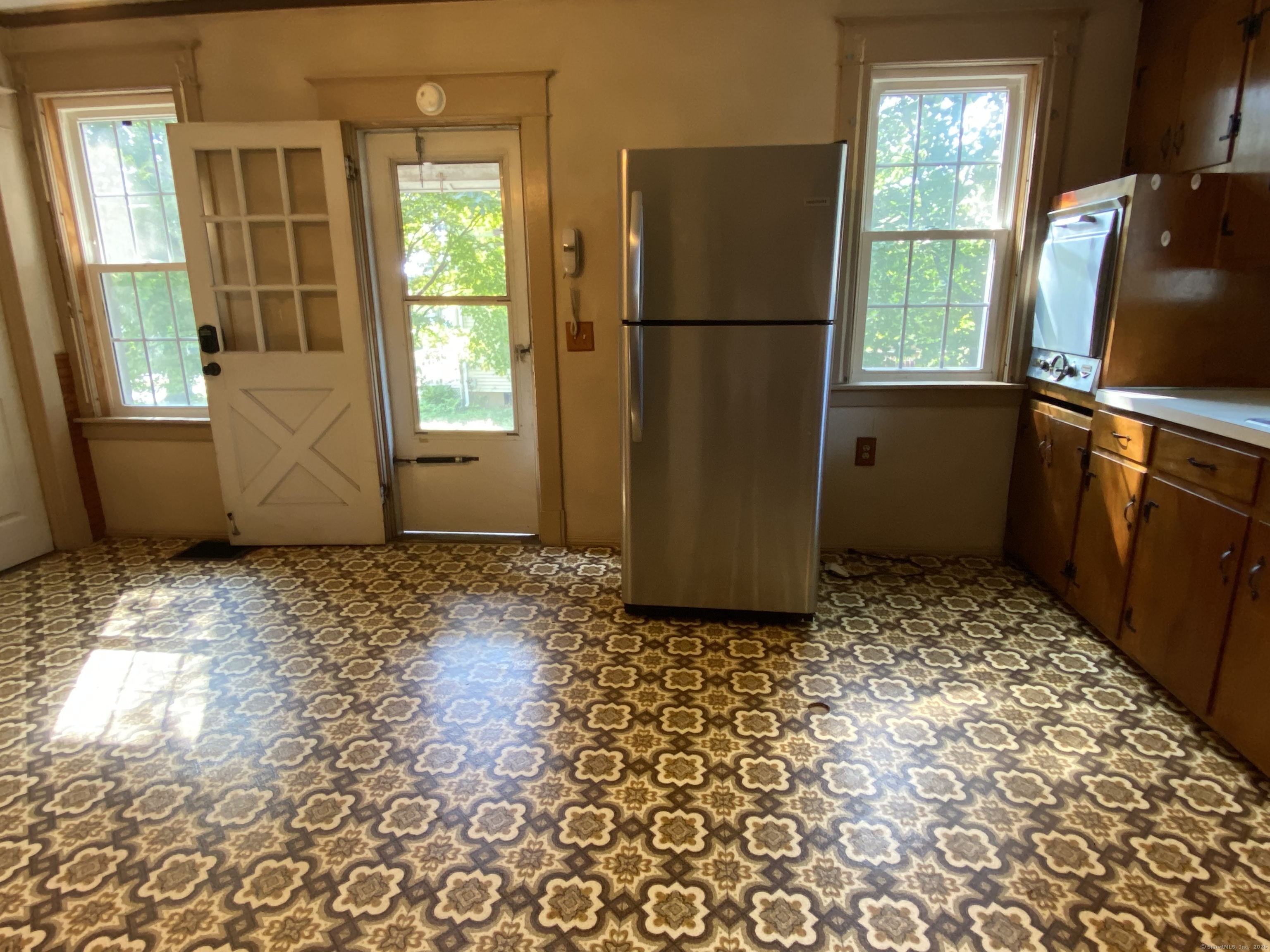 Middletown, Connecticut 06457, United States, 2 Bedrooms Bedrooms, ,1 BathroomBathrooms,Residential,Pending,185195