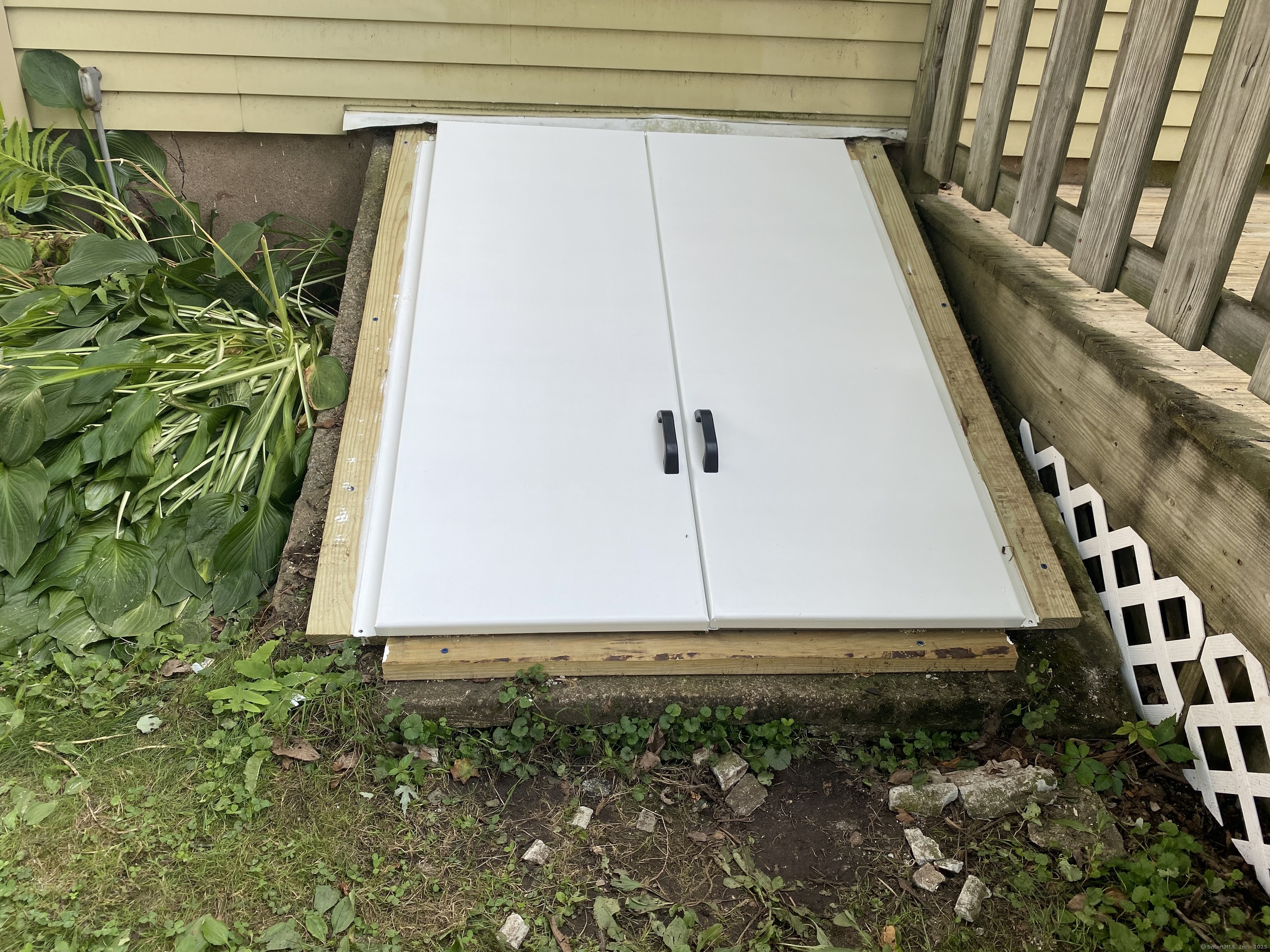 Middletown, Connecticut 06457, United States, 2 Bedrooms Bedrooms, ,1 BathroomBathrooms,Residential,Pending,185195