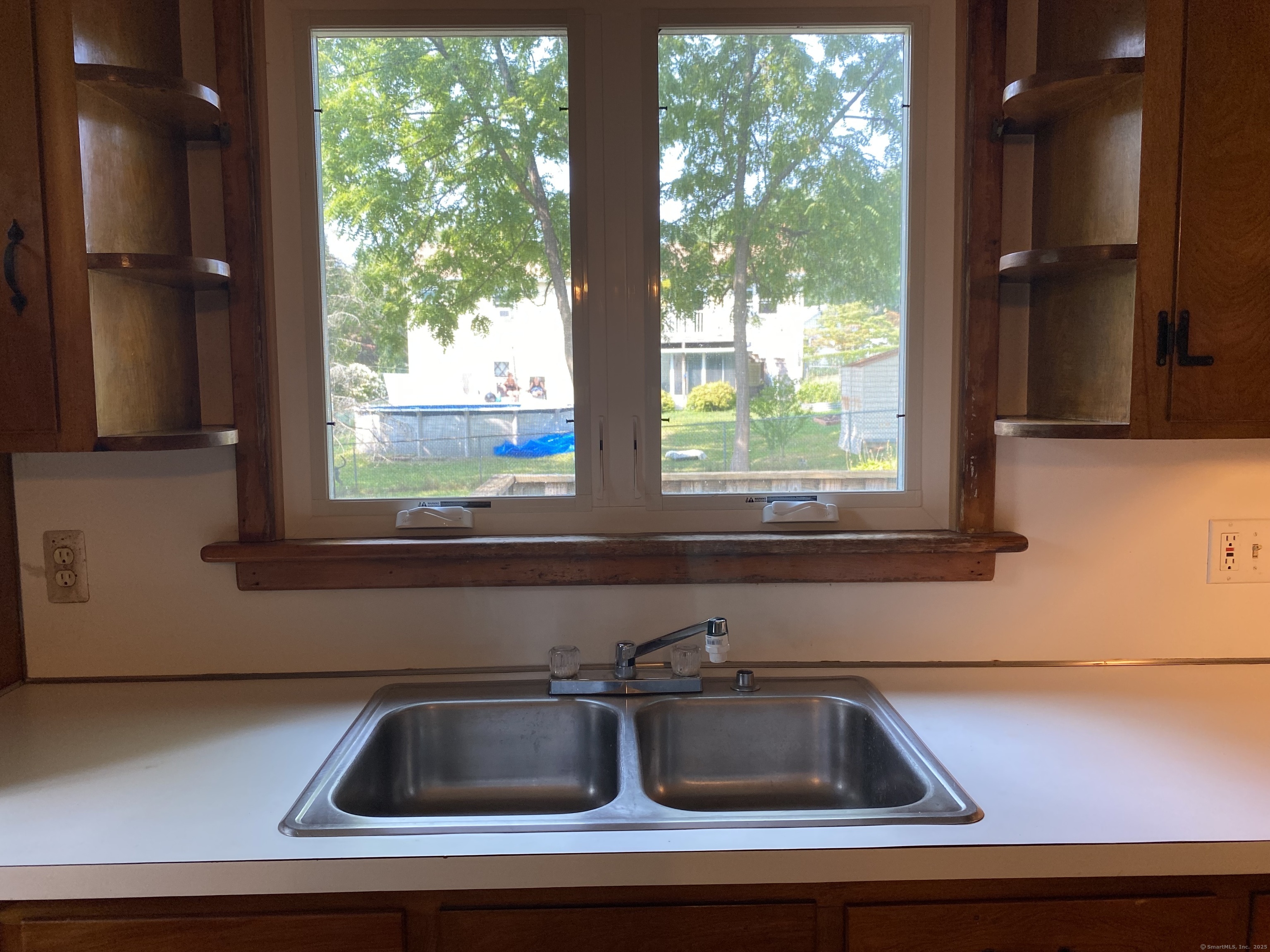 Middletown, Connecticut 06457, United States, 2 Bedrooms Bedrooms, ,1 BathroomBathrooms,Residential,Pending,185195