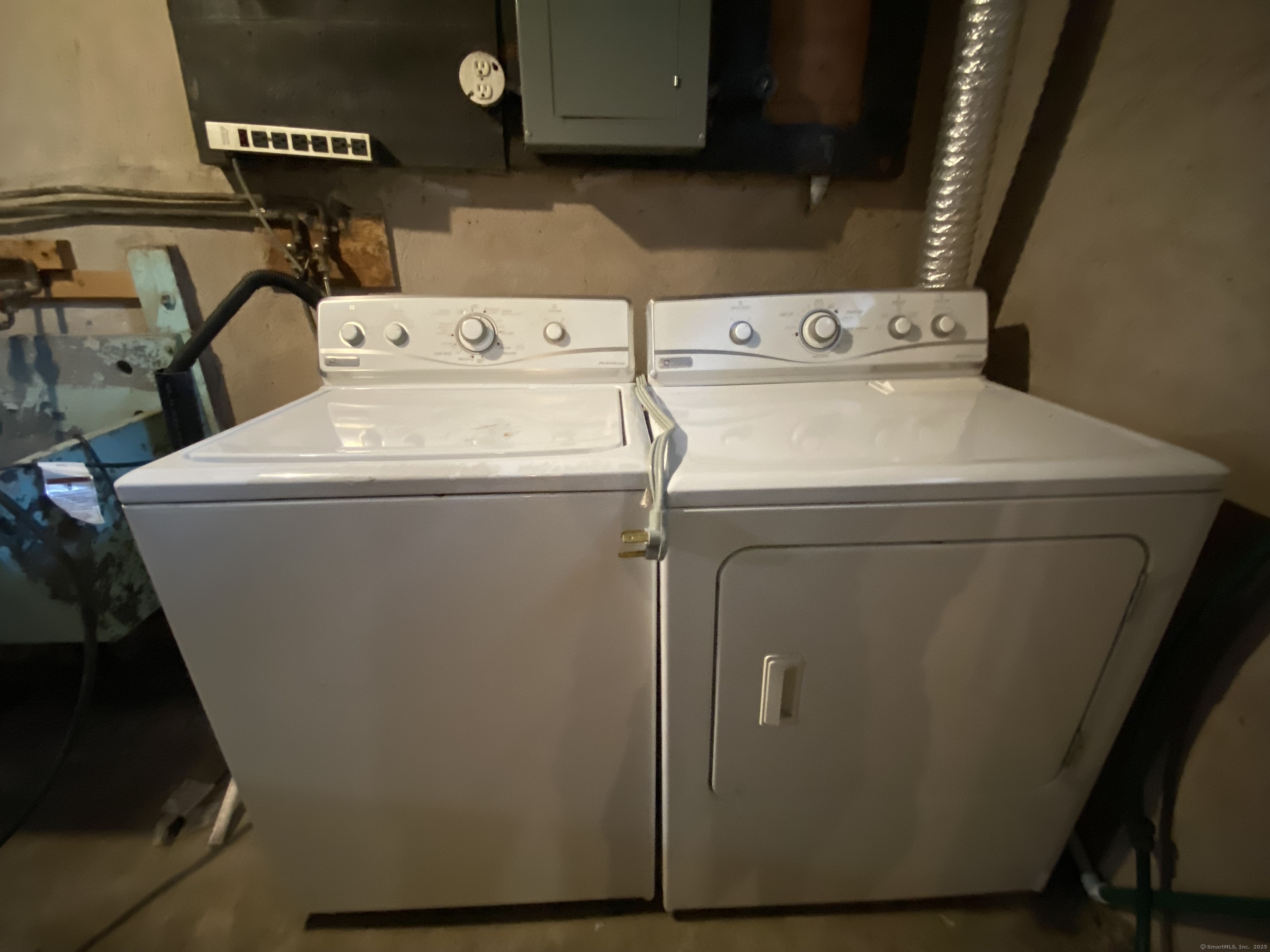 Middletown, Connecticut 06457, United States, 2 Bedrooms Bedrooms, ,1 BathroomBathrooms,Residential,Pending,185195