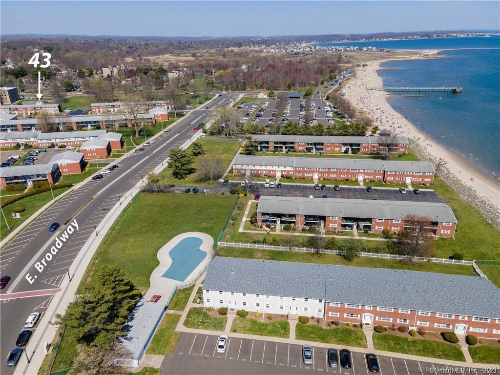 Shea Avenue 43, Milford, Connecticut - 2 Bedrooms  
2 Bathrooms  
4 Rooms - 