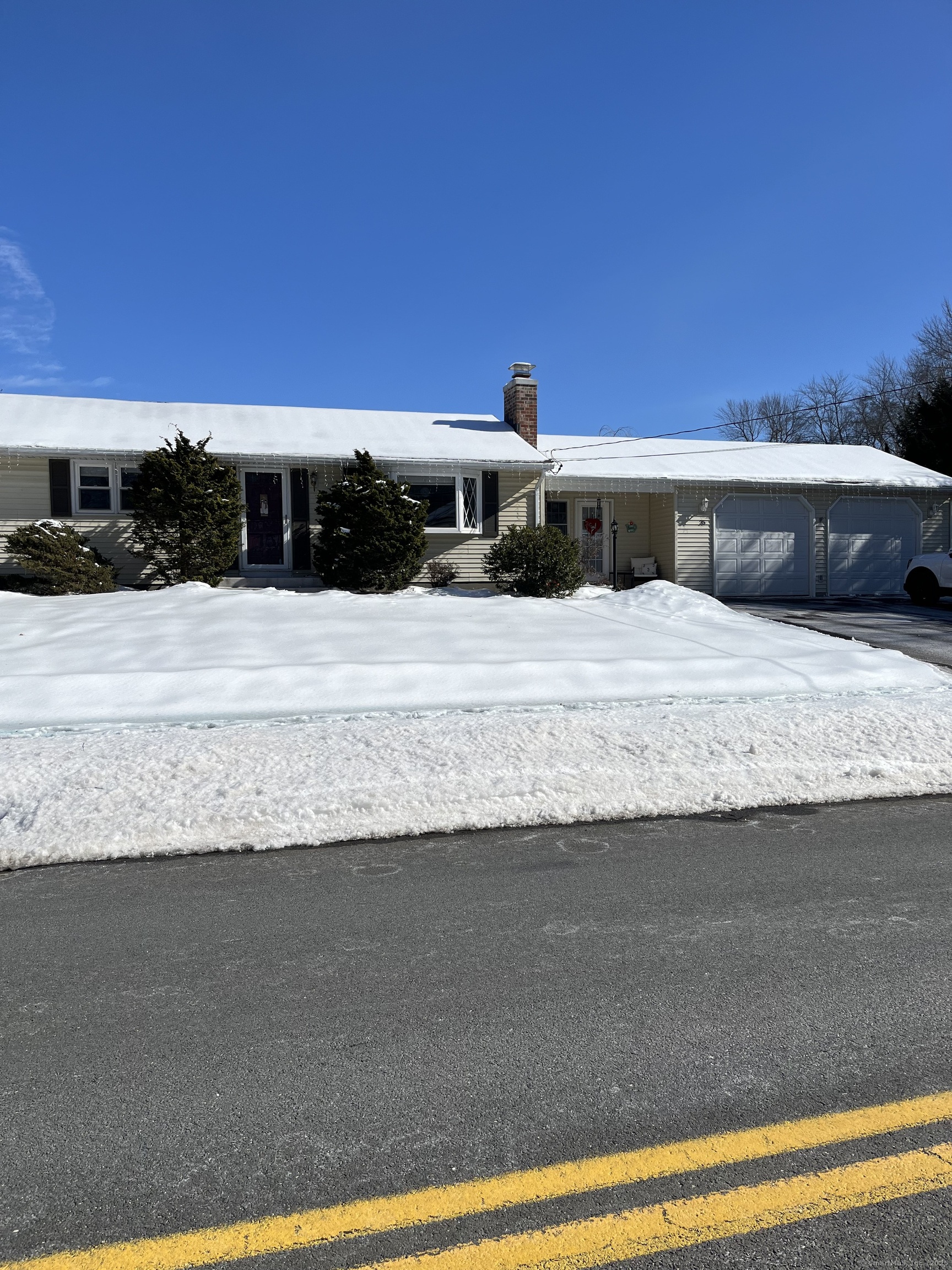 Steele Road, Enfield, Connecticut - 3 Bedrooms  
3 Bathrooms  
7 Rooms - 