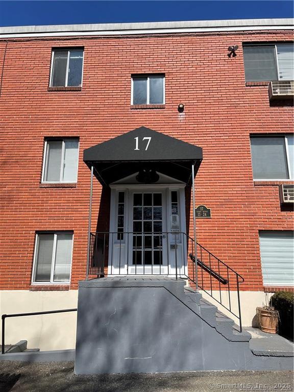 Rental Property at Ferris Avenue 12, Norwalk, Connecticut - Bedrooms: 1 
Bathrooms: 1 
Rooms: 4  - $1,650 MO.