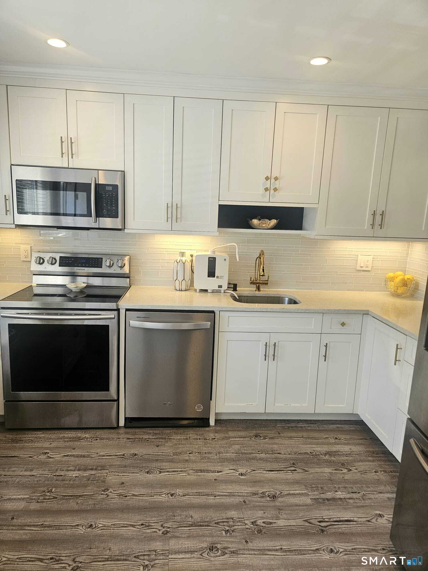 24 East Avenue 3