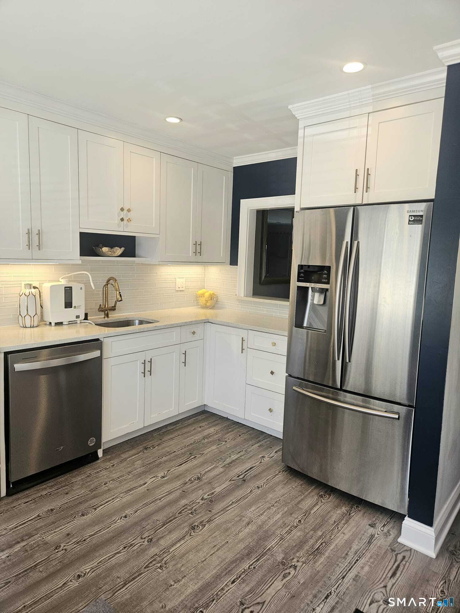 24 East Avenue 3