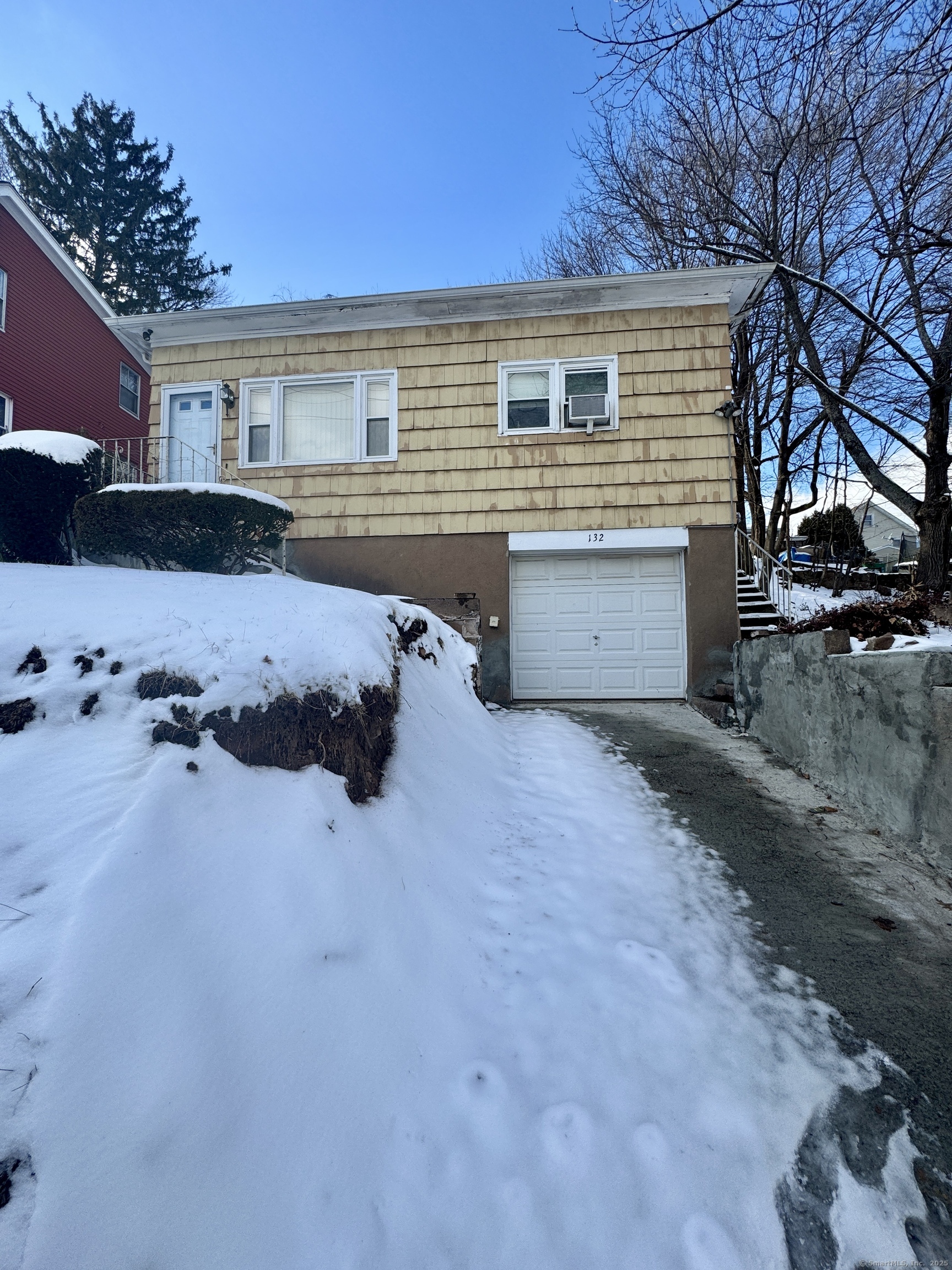 Hillside Avenue, New Haven, Connecticut - 3 Bedrooms  
1 Bathrooms  
5 Rooms - 