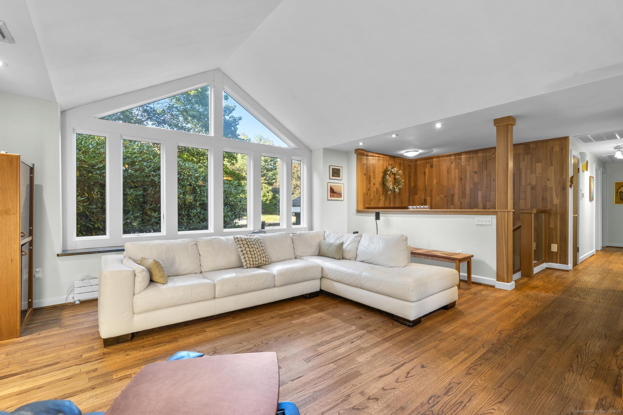 Glastonbury, Connecticut 06073, United States, 3 Bedrooms Bedrooms, ,3 BathroomsBathrooms,Residential,Active,228386