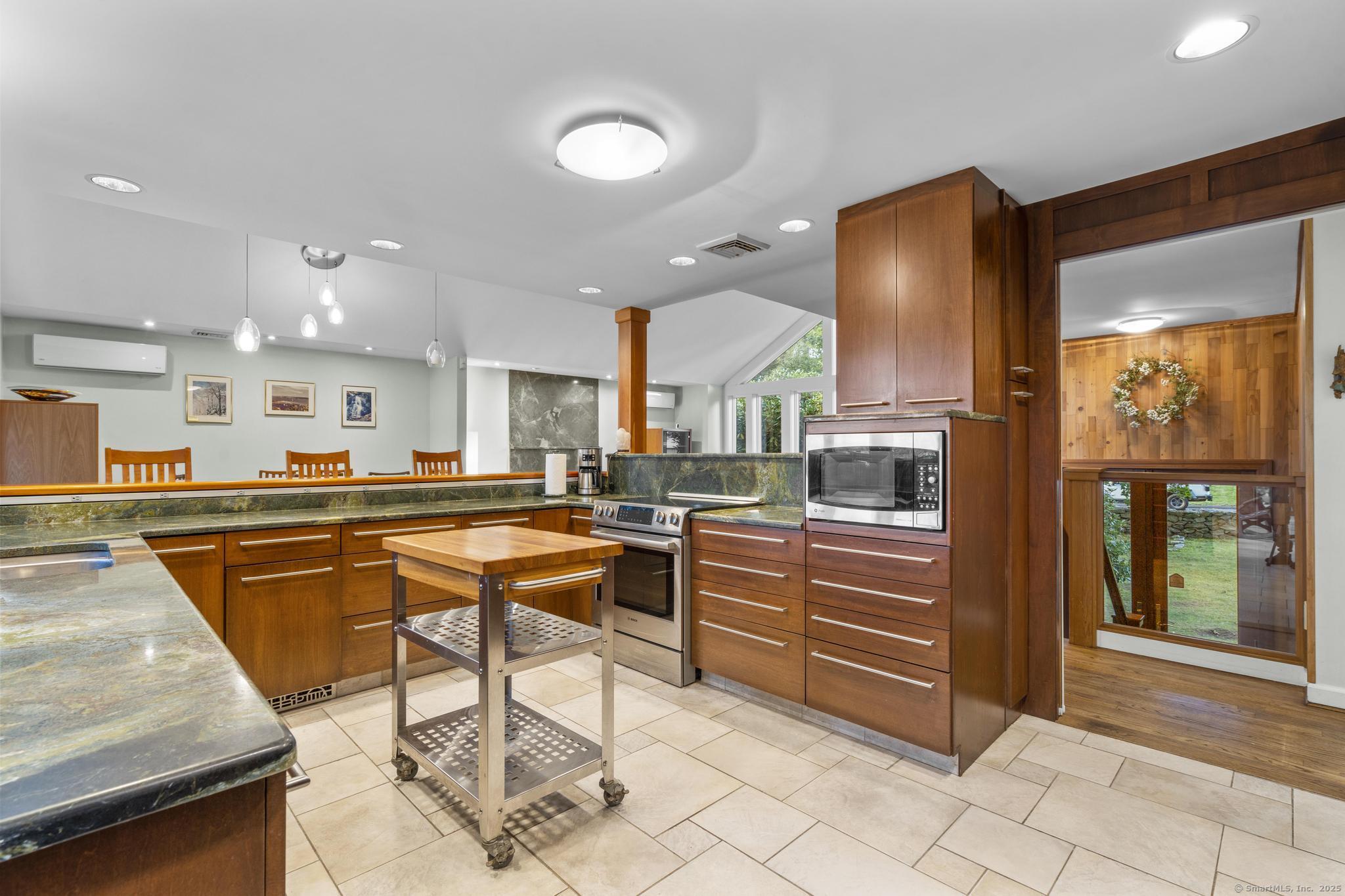 Glastonbury, Connecticut 06073, United States, 3 Bedrooms Bedrooms, ,3 BathroomsBathrooms,Residential,Active,228386