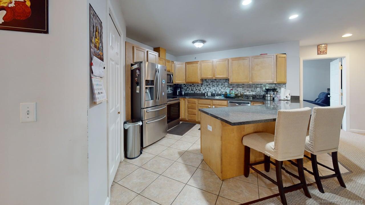 Meridian Street 214, Groton, Connecticut - 3 Bedrooms  
3 Bathrooms  
5 Rooms - 