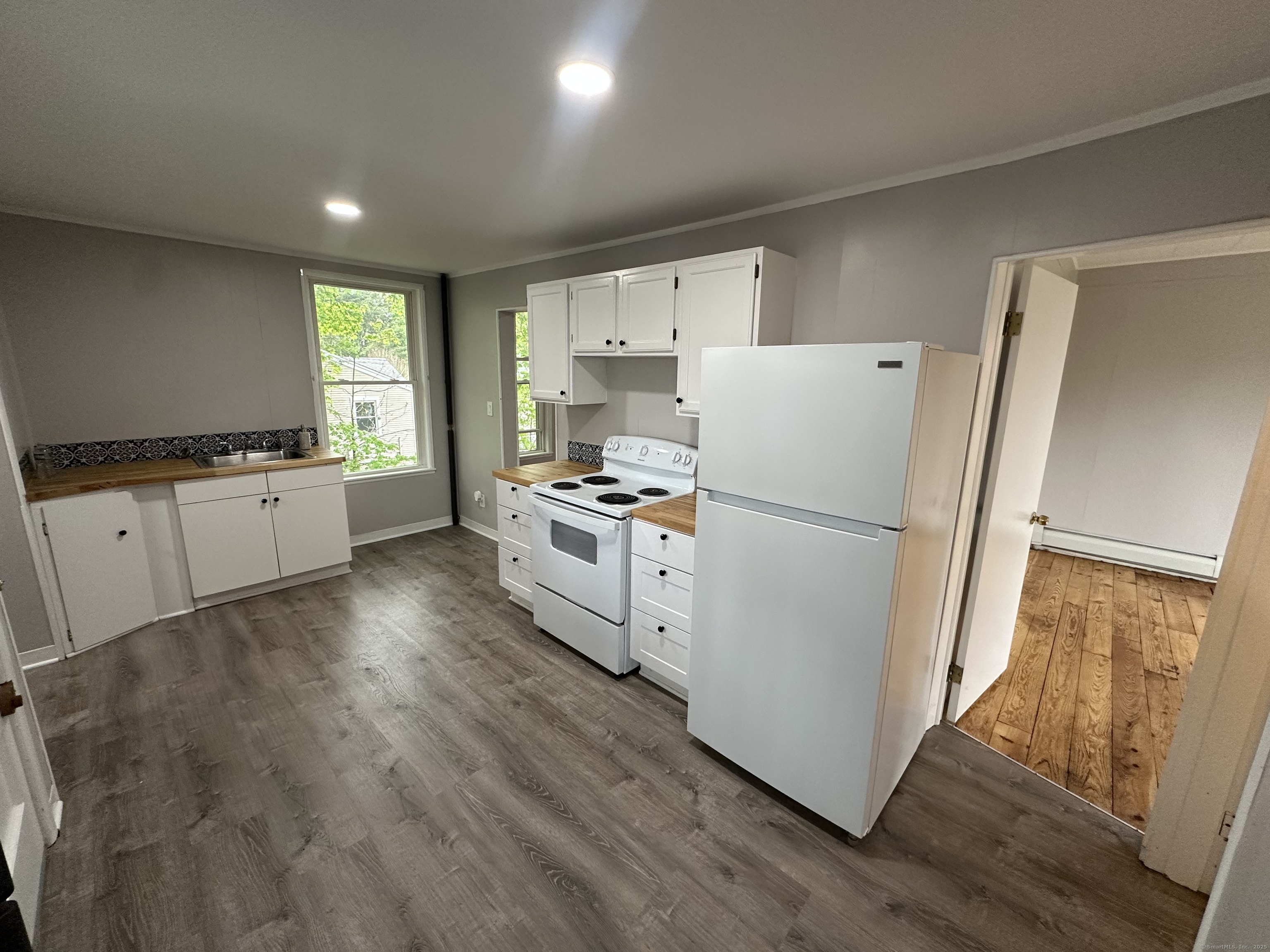 Millville Avenue, Naugatuck, Connecticut - 2 Bedrooms  
1 Bathrooms  
5 Rooms - 