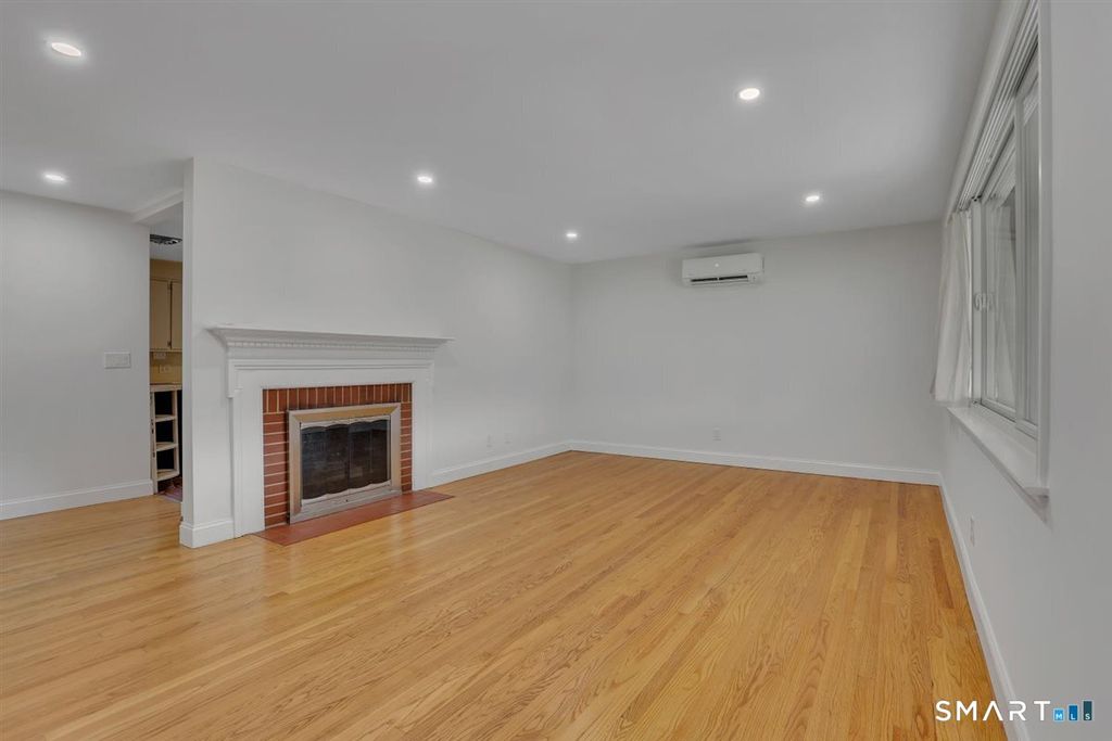 Photo of 415 Woodbridge Street, Manchester, CT 06042 (MLS # 24157093)