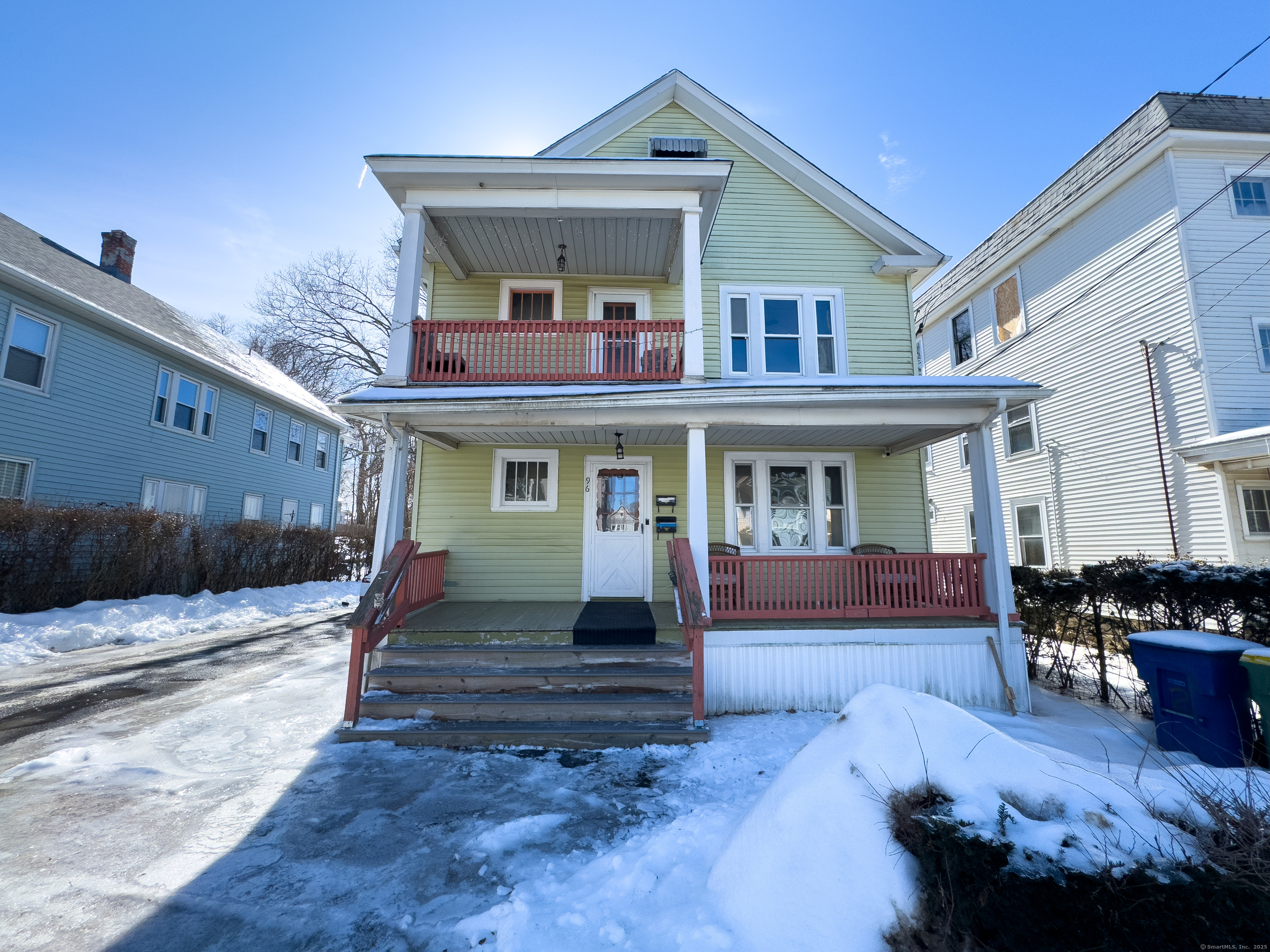 Edin Avenue, Waterbury, Connecticut - 2 Bedrooms  
1 Bathrooms  
5 Rooms - 