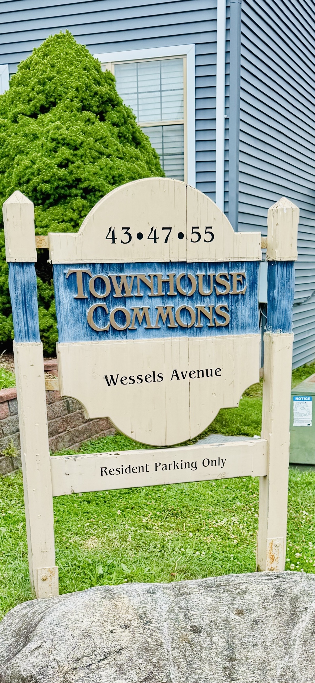 Rental Property at Wessels Avenue Apt 14, Bridgeport, Connecticut - Bedrooms: 2 
Bathrooms: 2 
Rooms: 4  - $2,200 MO.