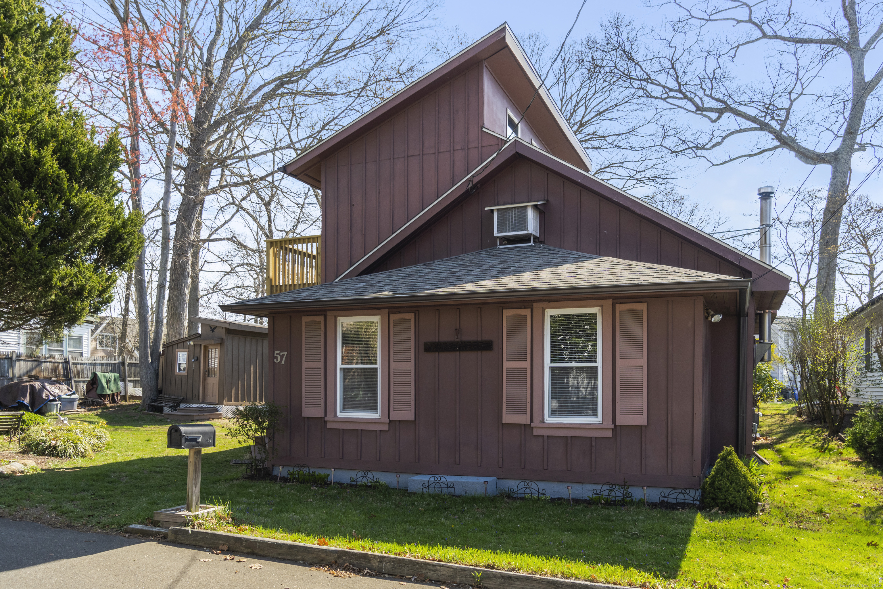 Waverly Park Road, Branford, Connecticut - 2 Bedrooms  
2 Bathrooms  
5 Rooms - 