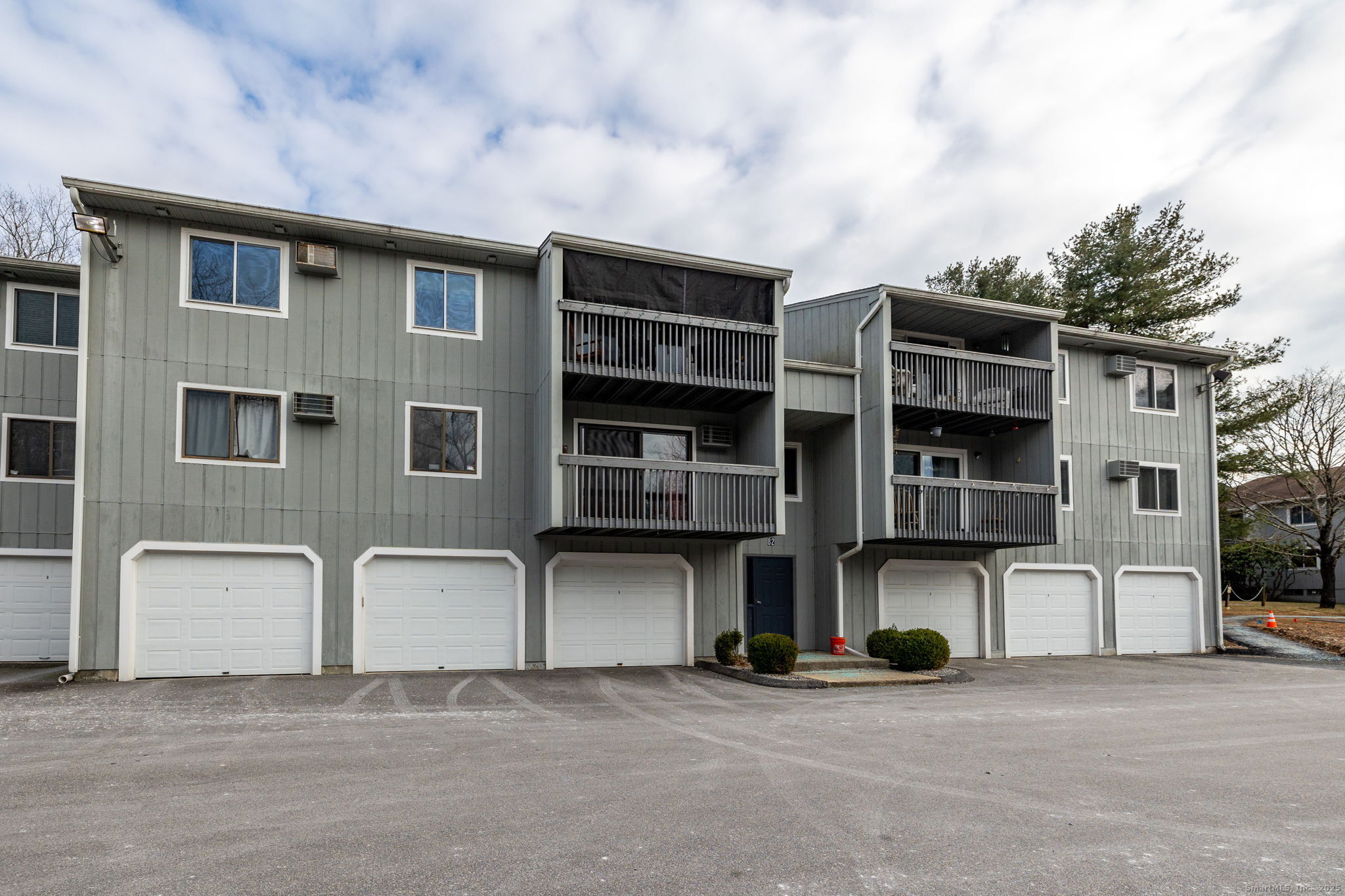 Groton, Connecticut 06340, United States, 2 Bedrooms Bedrooms, ,2 BathroomsBathrooms,Residential,Pending,18089