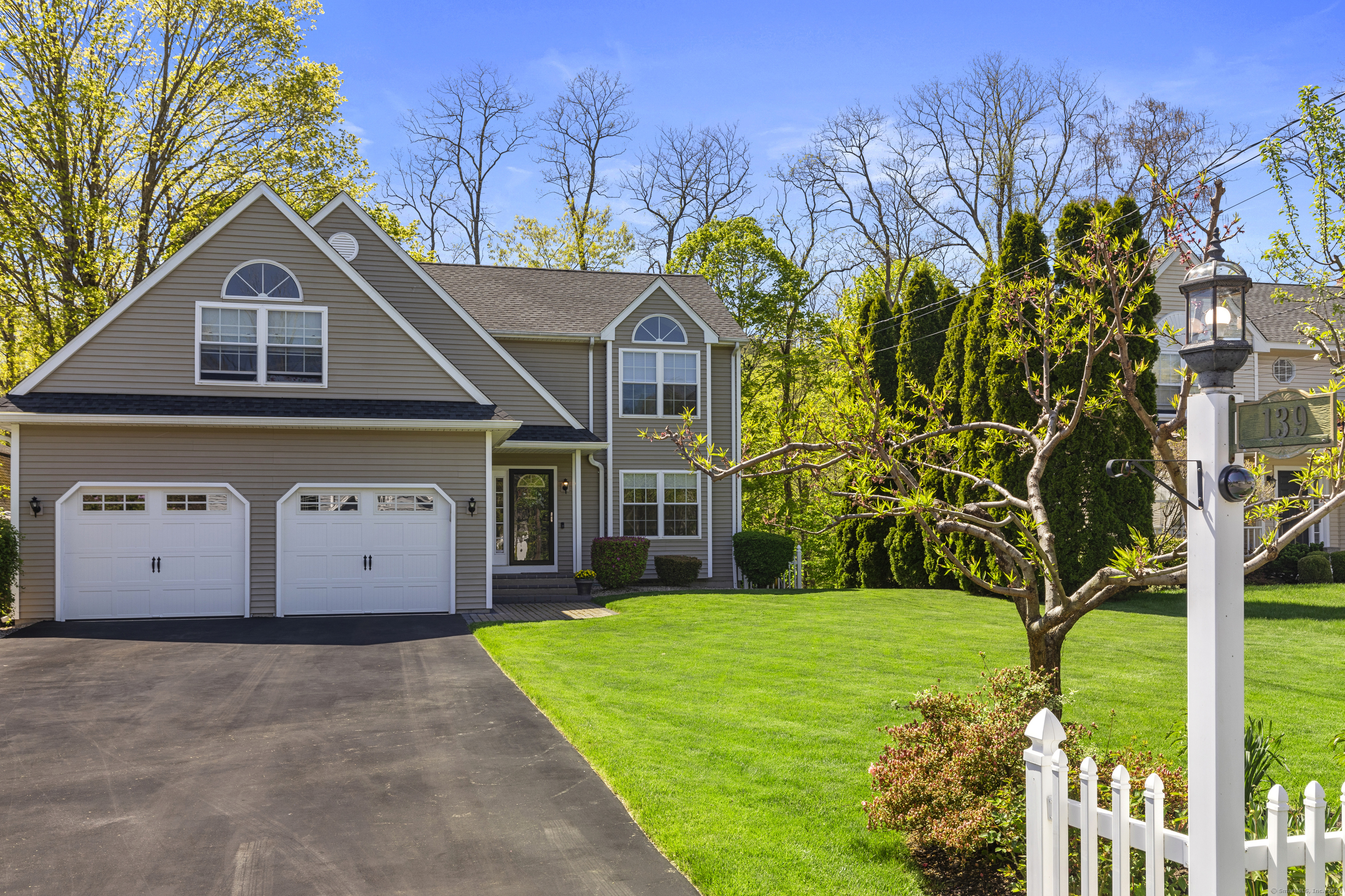 Property for Sale at 139 Perry Street, Farmington, Connecticut - Bedrooms: 4 
Bathrooms: 3 
Rooms: 8  - $549,900