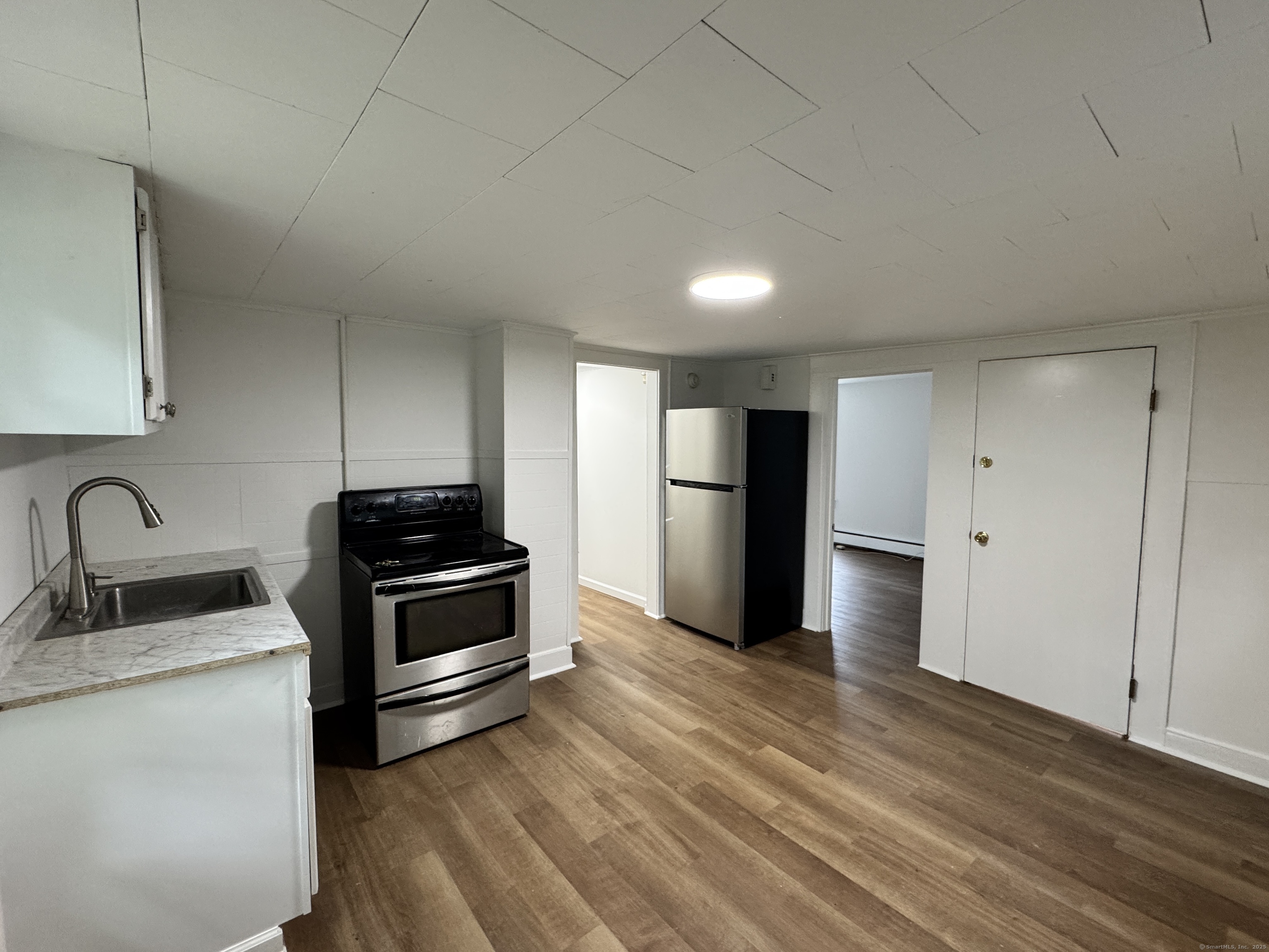 Springdale Avenue 2, Meriden, Connecticut - 2 Bedrooms  
1 Bathrooms  
5 Rooms - 