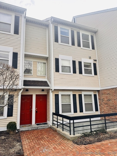 Rental Property at Highland Road 65, Stamford, Connecticut - Bedrooms: 2 
Bathrooms: 3 
Rooms: 4  - $3,650 MO.