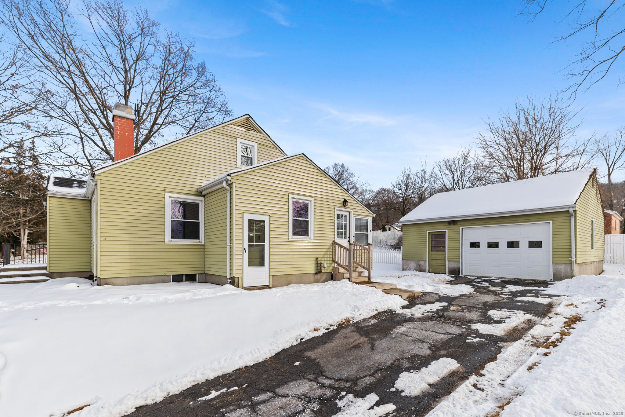 Plainville, Connecticut 06062, United States, 3 Bedrooms Bedrooms, ,1 BathroomBathrooms,Residential,Pending,3769