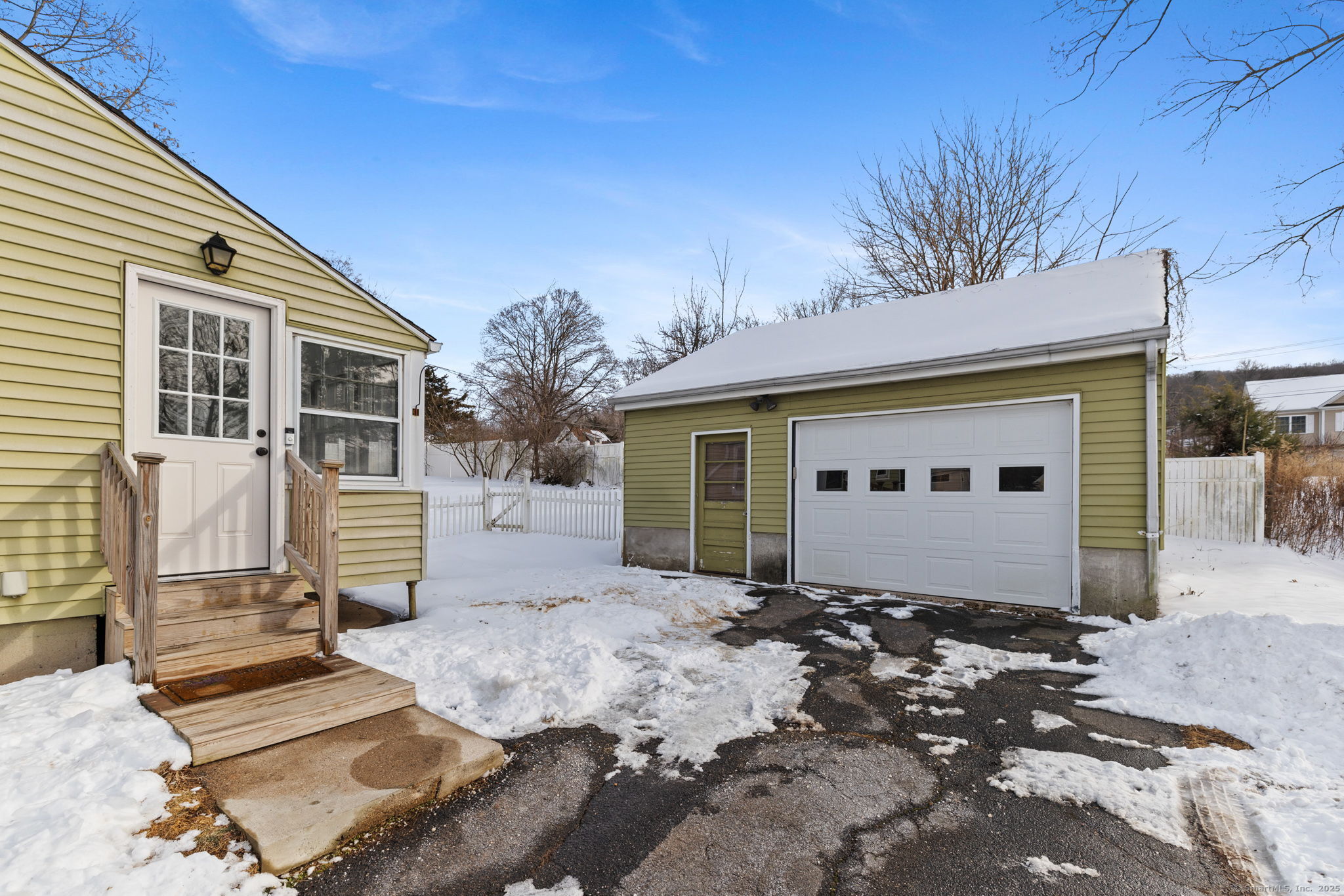 Plainville, Connecticut 06062, United States, 3 Bedrooms Bedrooms, ,1 BathroomBathrooms,Residential,Pending,3769