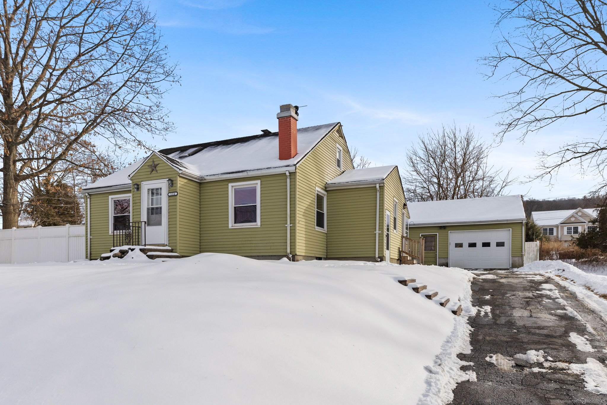 Plainville, Connecticut 06062, United States, 3 Bedrooms Bedrooms, ,1 BathroomBathrooms,Residential,Pending,3769