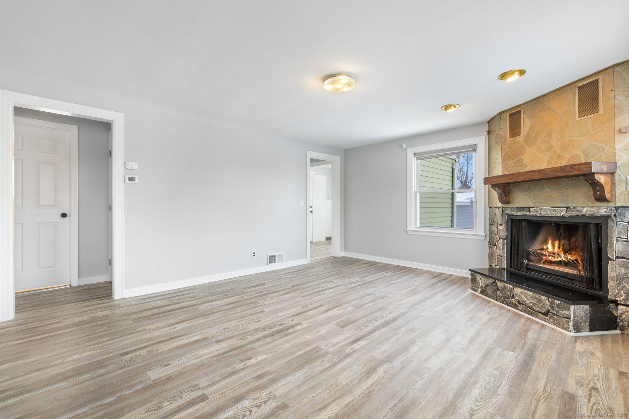 Plainville, Connecticut 06062, United States, 3 Bedrooms Bedrooms, ,1 BathroomBathrooms,Residential,Pending,3769