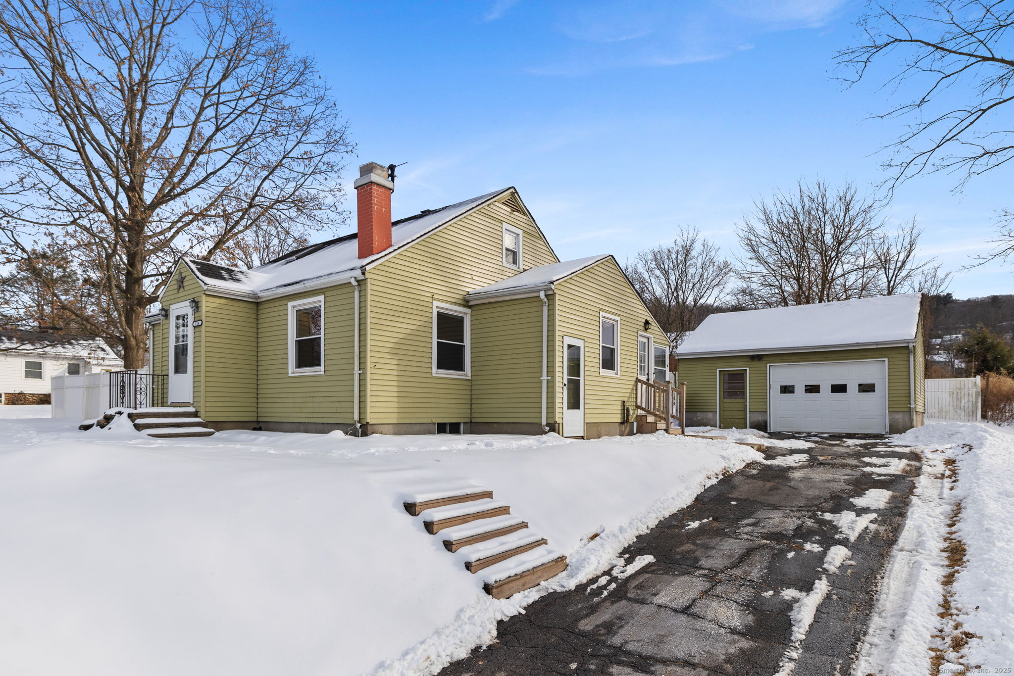 Plainville, Connecticut 06062, United States, 3 Bedrooms Bedrooms, ,1 BathroomBathrooms,Residential,Pending,3769