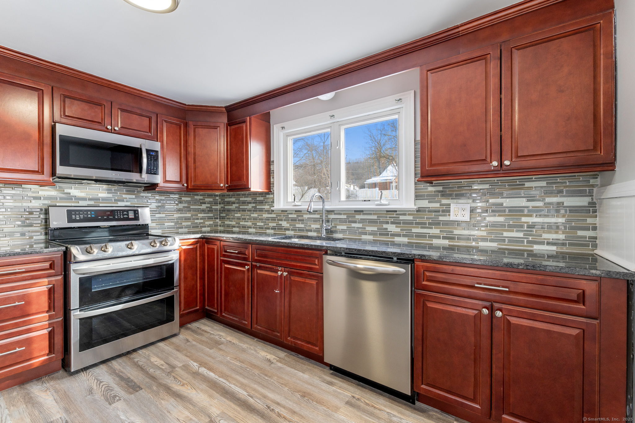 Plainville, Connecticut 06062, United States, 3 Bedrooms Bedrooms, ,1 BathroomBathrooms,Residential,Pending,3769