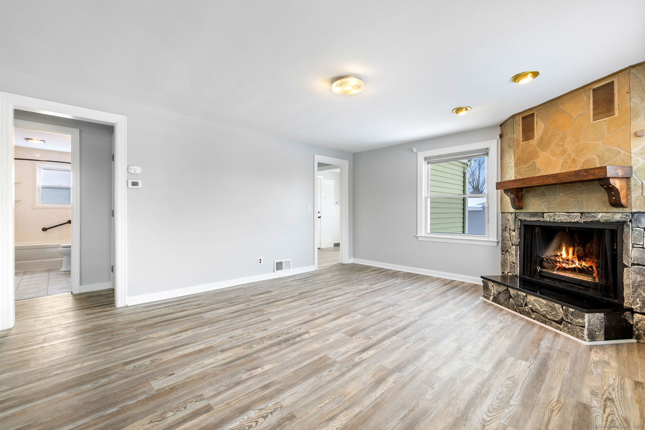 Plainville, Connecticut 06062, United States, 3 Bedrooms Bedrooms, ,1 BathroomBathrooms,Residential,Pending,3769