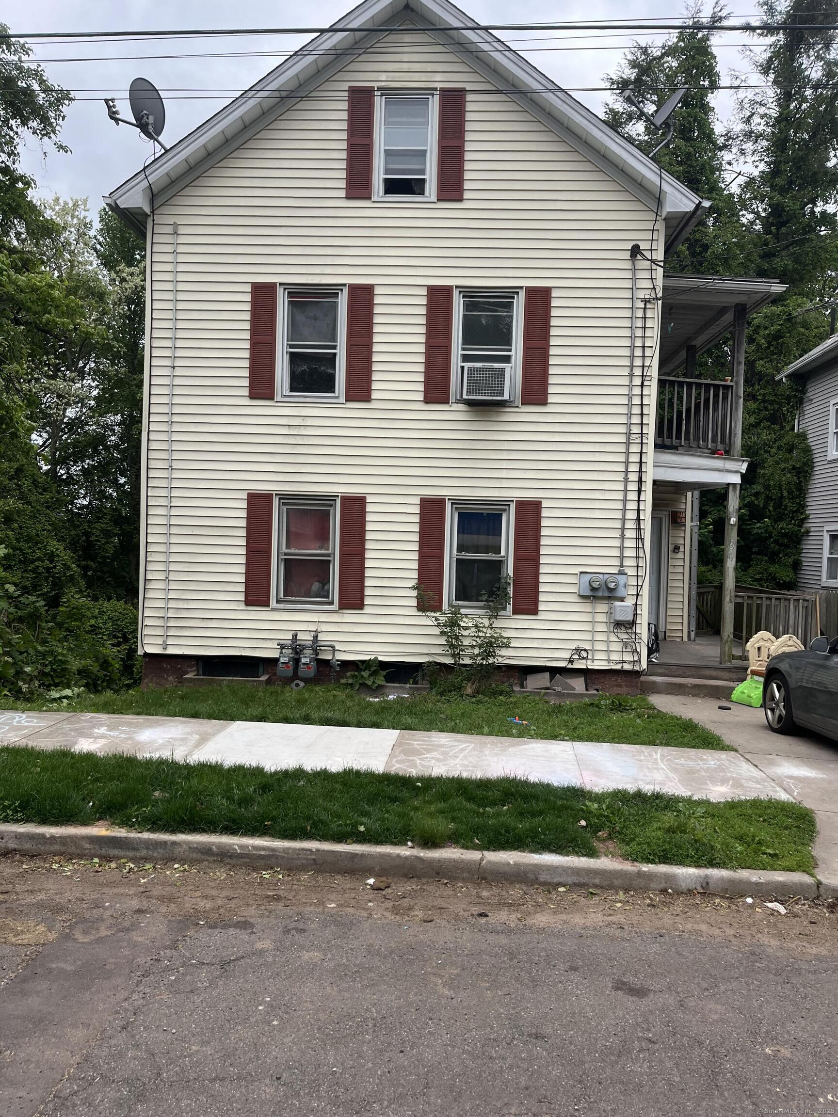 View Street, Meriden, Connecticut - 8 Bedrooms  
2 Bathrooms  
8 Rooms - 