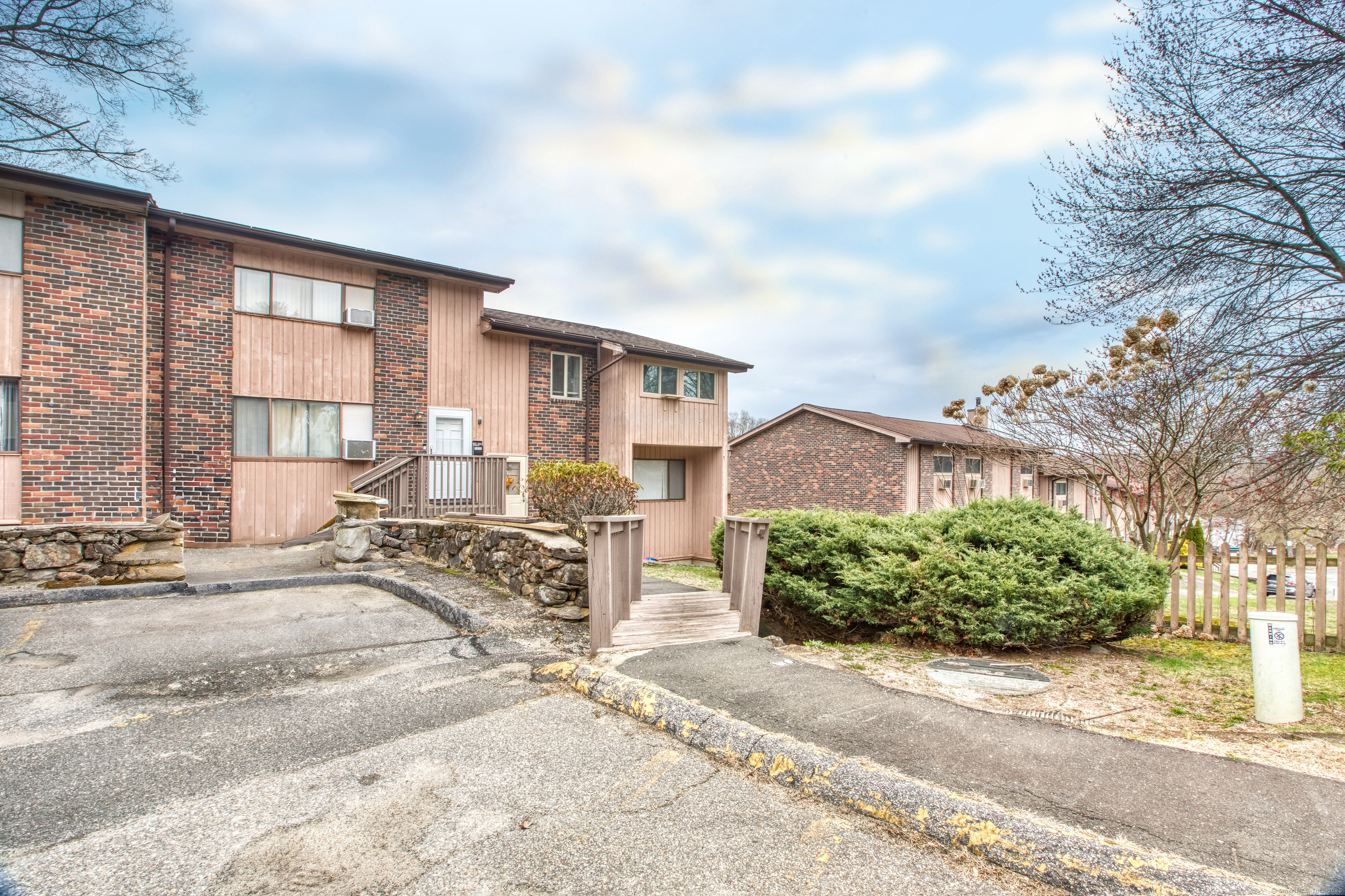 Rental Property at Oakville Avenue Apt G, Waterbury, Connecticut - Bedrooms: 3 
Bathrooms: 2 
Rooms: 6  - $2,500 MO.