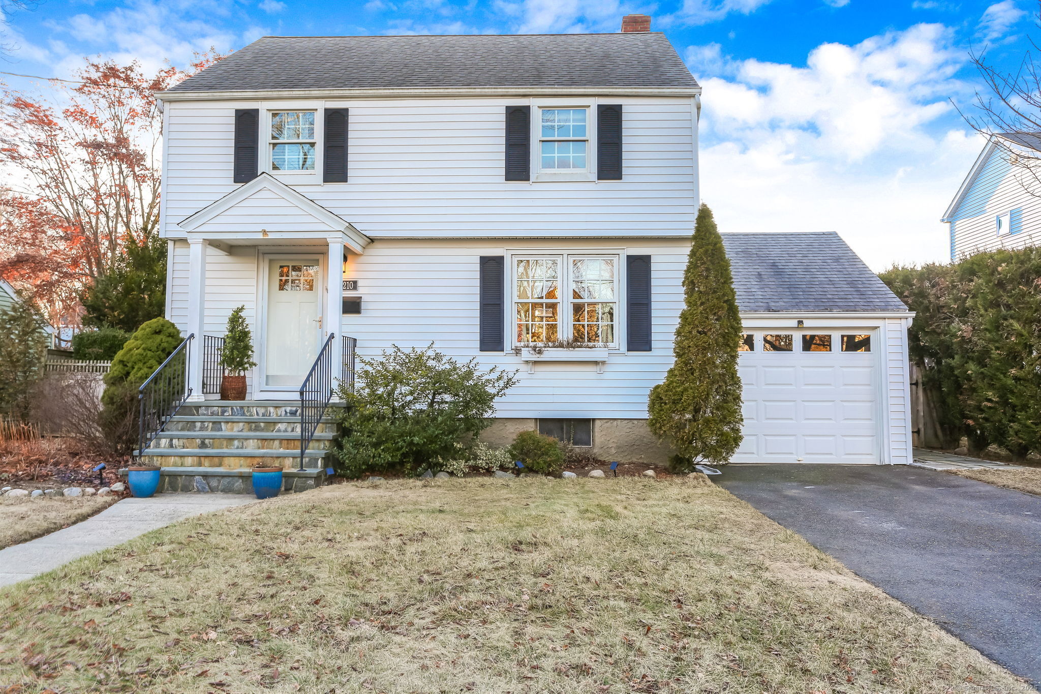 210 Catherine Terrace, Fairfield, Connecticut - 3 Bedrooms  
2 Bathrooms  
6 Rooms - 