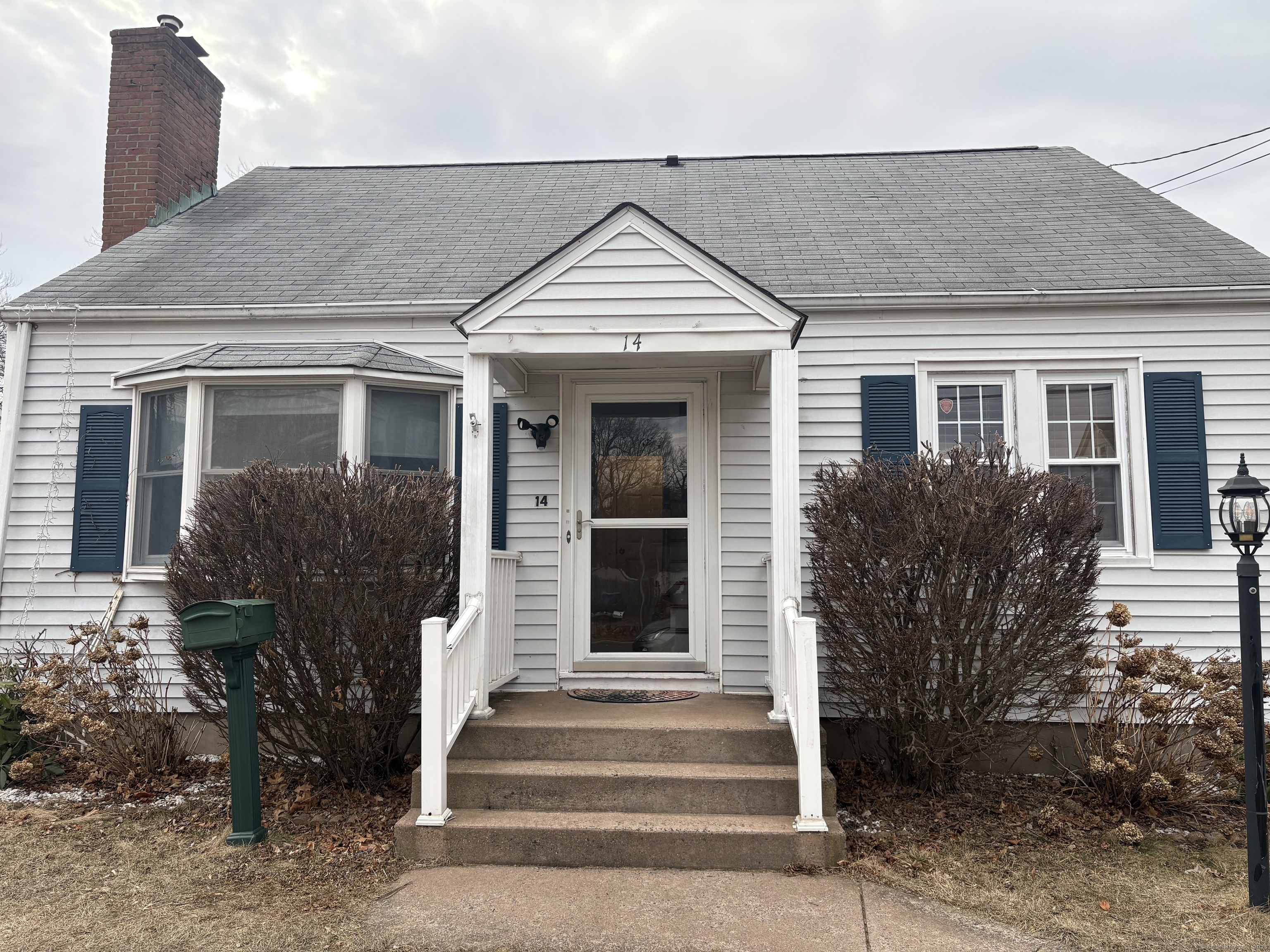 Campfield Road, Manchester, Connecticut - 3 Bedrooms  
2 Bathrooms  
6 Rooms - 