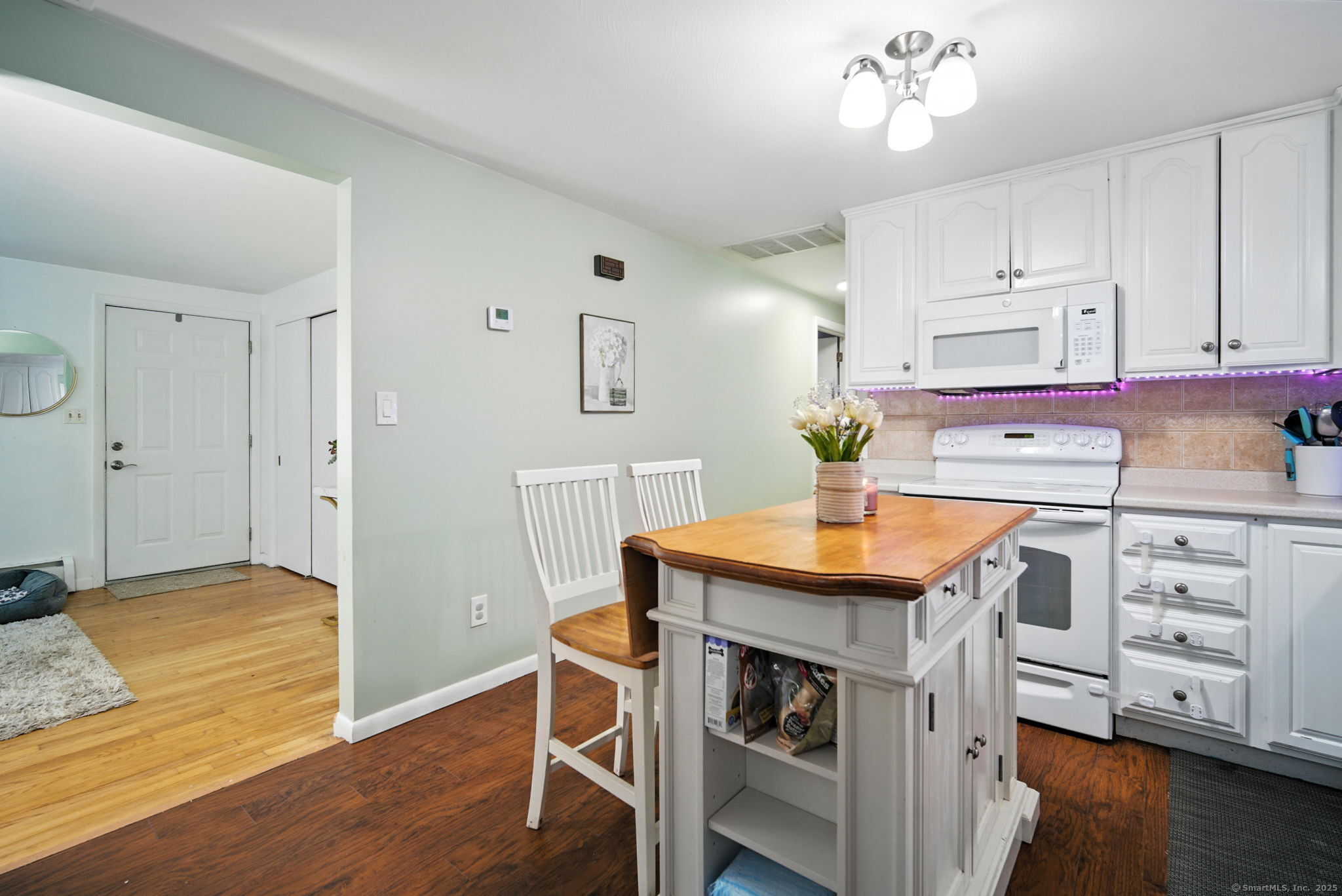 Enfield, Connecticut 06082, United States, 3 Bedrooms Bedrooms, ,1 BathroomBathrooms,Residential,Active,186490