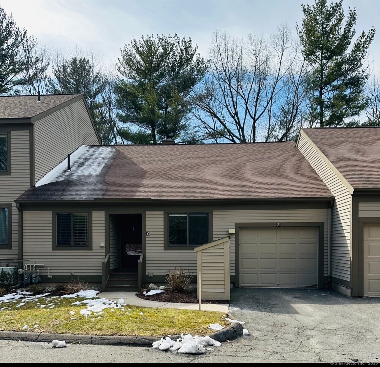 Westview Court 2, Avon, Connecticut - 2 Bedrooms  
3 Bathrooms  
4 Rooms - 