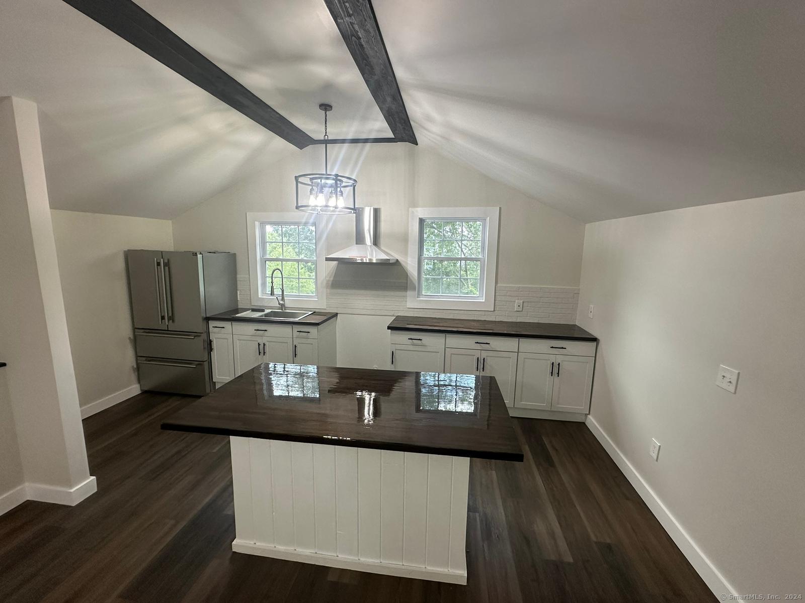 22 Hemlock Trail, Newtown, Connecticut - 2 Bedrooms  
1 Bathrooms  
4 Rooms - 