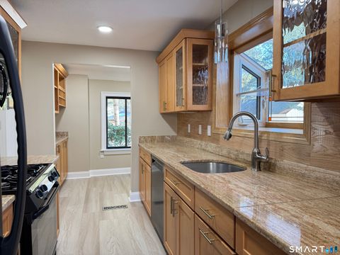 Tiny photo for 2 Highland Square #2, Avon, CT 06001 (MLS # 24149394)