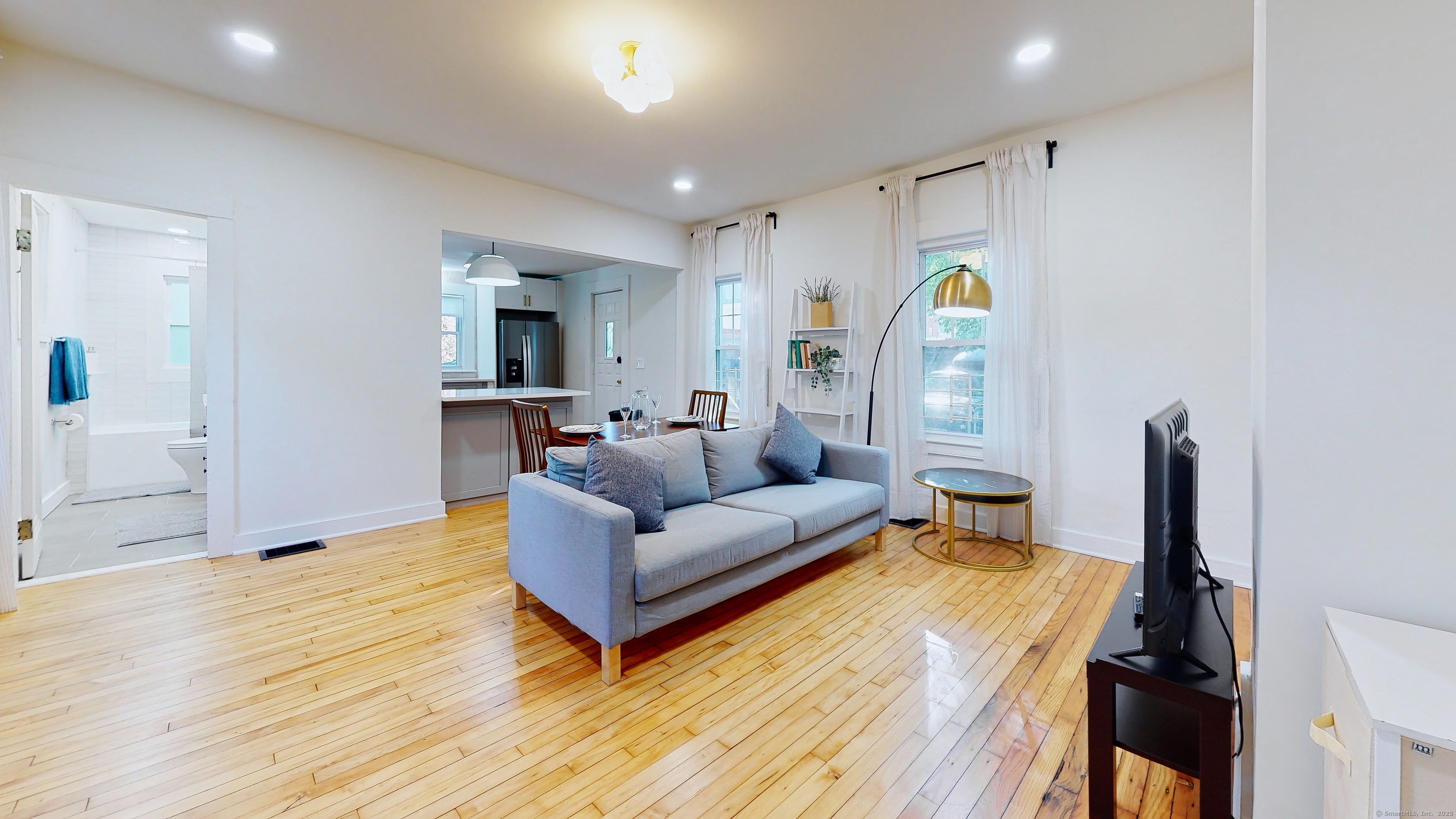 Edwards Street, New Haven, Connecticut - 3 Bedrooms  
2 Bathrooms  
5 Rooms - 