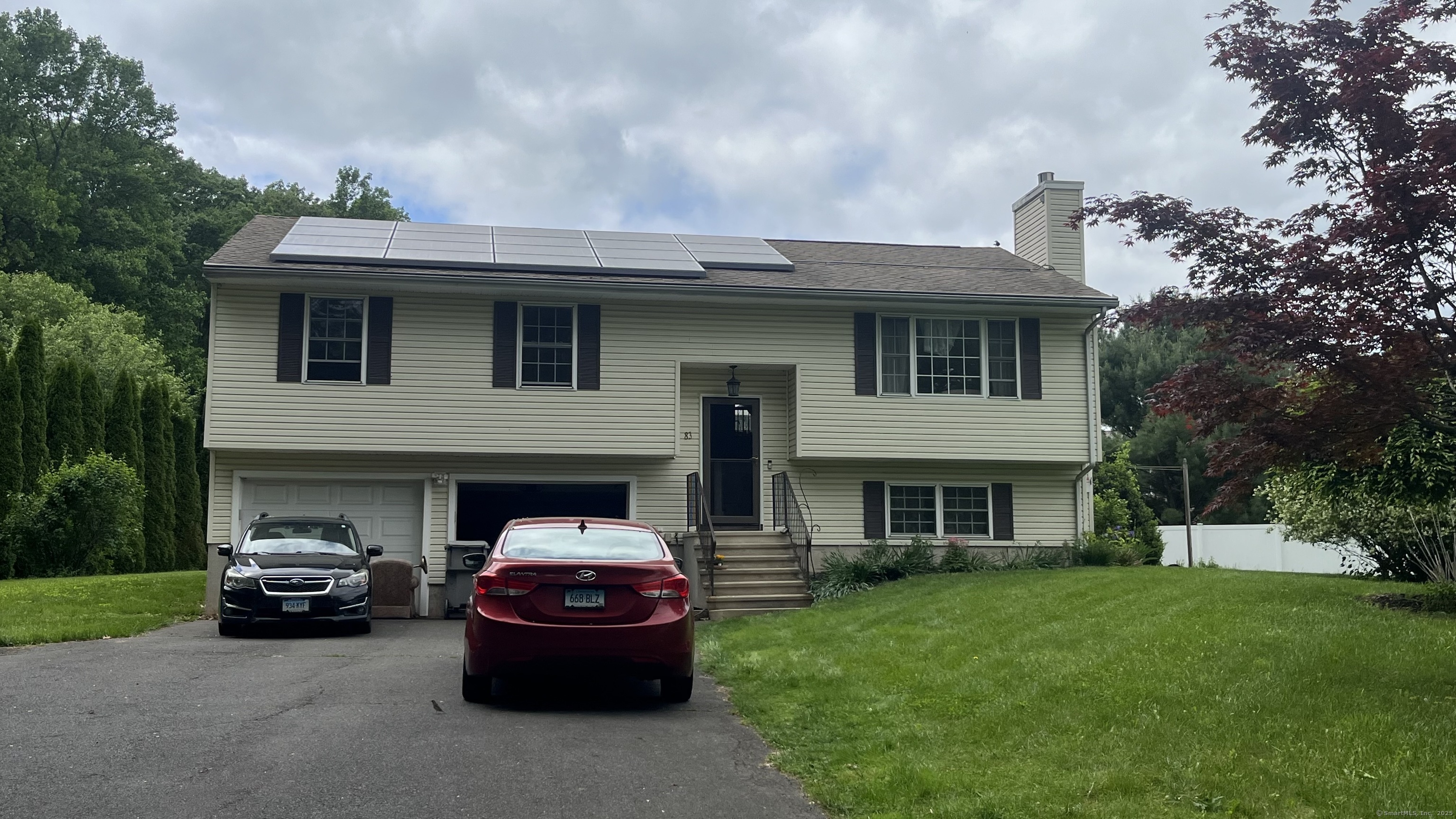 Camp Street, Bristol, Connecticut - 2 Bedrooms  
3 Bathrooms  
6 Rooms - 