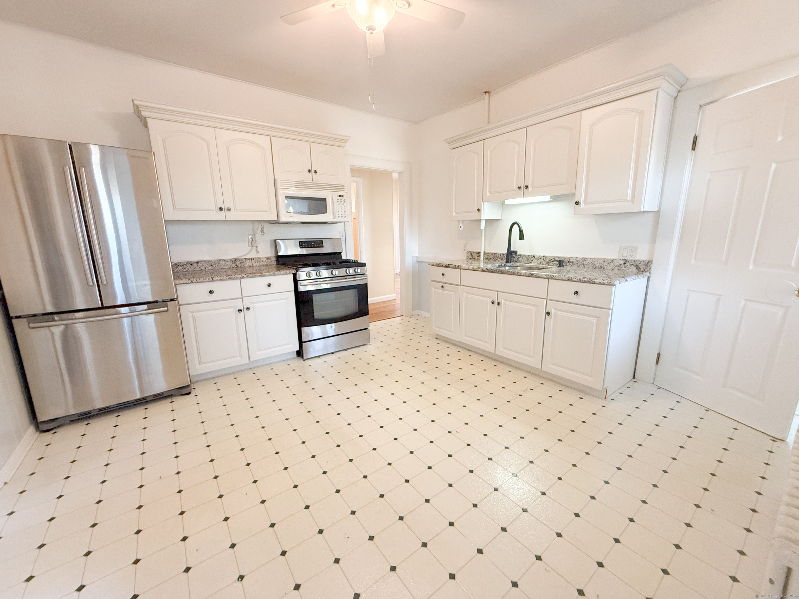 Rental Property at 190 Montauk Avenue 1, New London, Connecticut - Bedrooms: 1 
Bathrooms: 1 
Rooms: 6  - $1,595 MO.