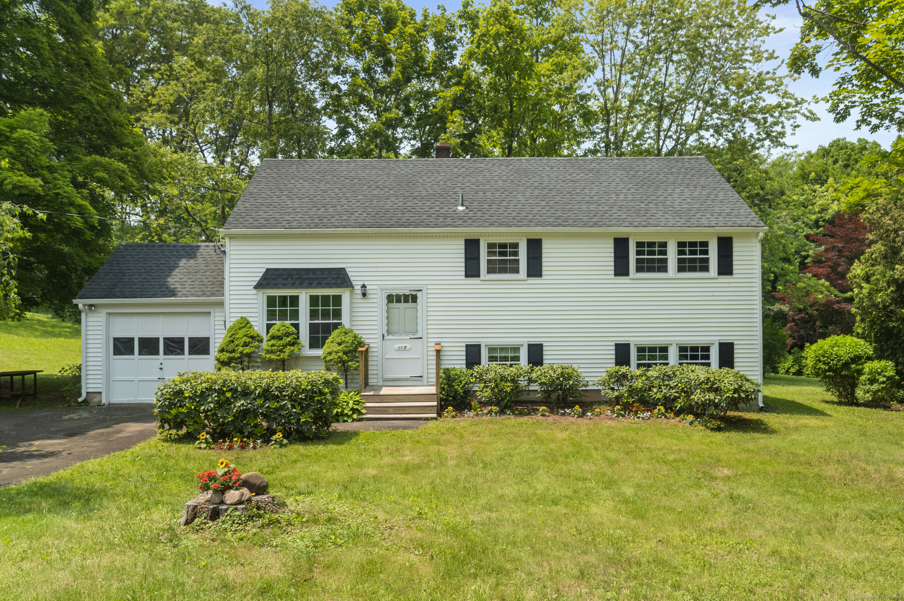 Earl Avenue, Hamden, Connecticut - 4 Bedrooms  
2 Bathrooms  
6 Rooms - 