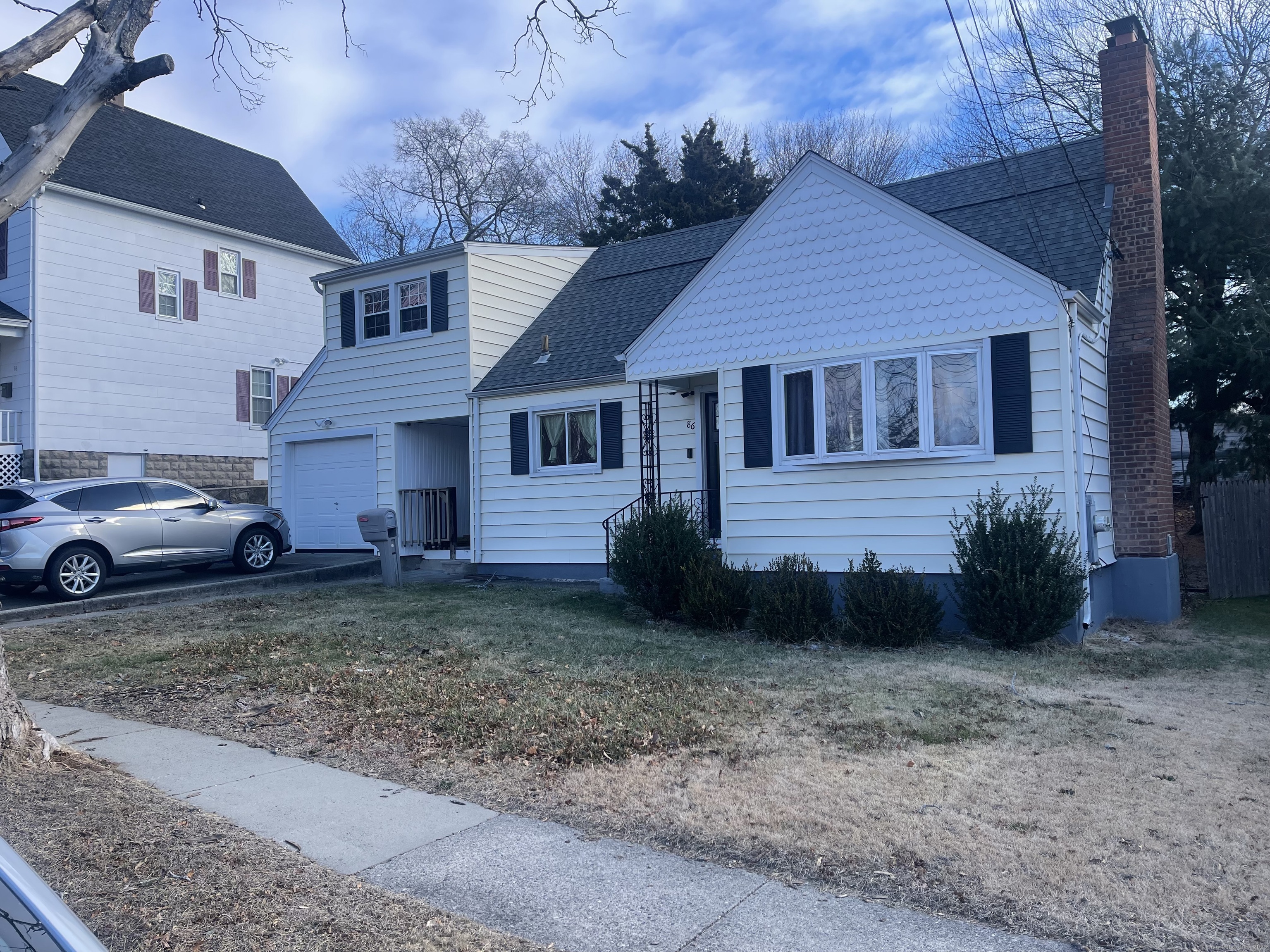 Henry Avenue, Stratford, Connecticut - 4 Bedrooms  
2 Bathrooms  
6 Rooms - 