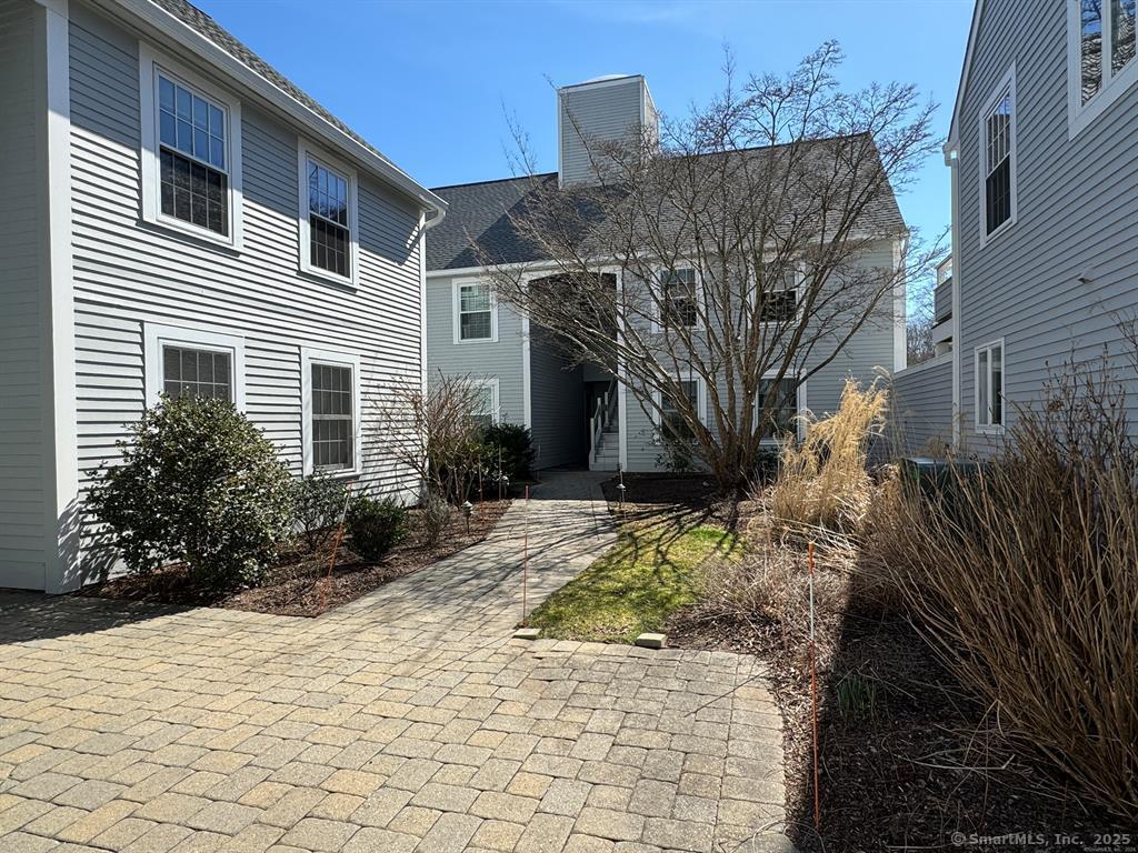 River Colony 11, Guilford, Connecticut - 2 Bedrooms  
1 Bathrooms  
4 Rooms - 