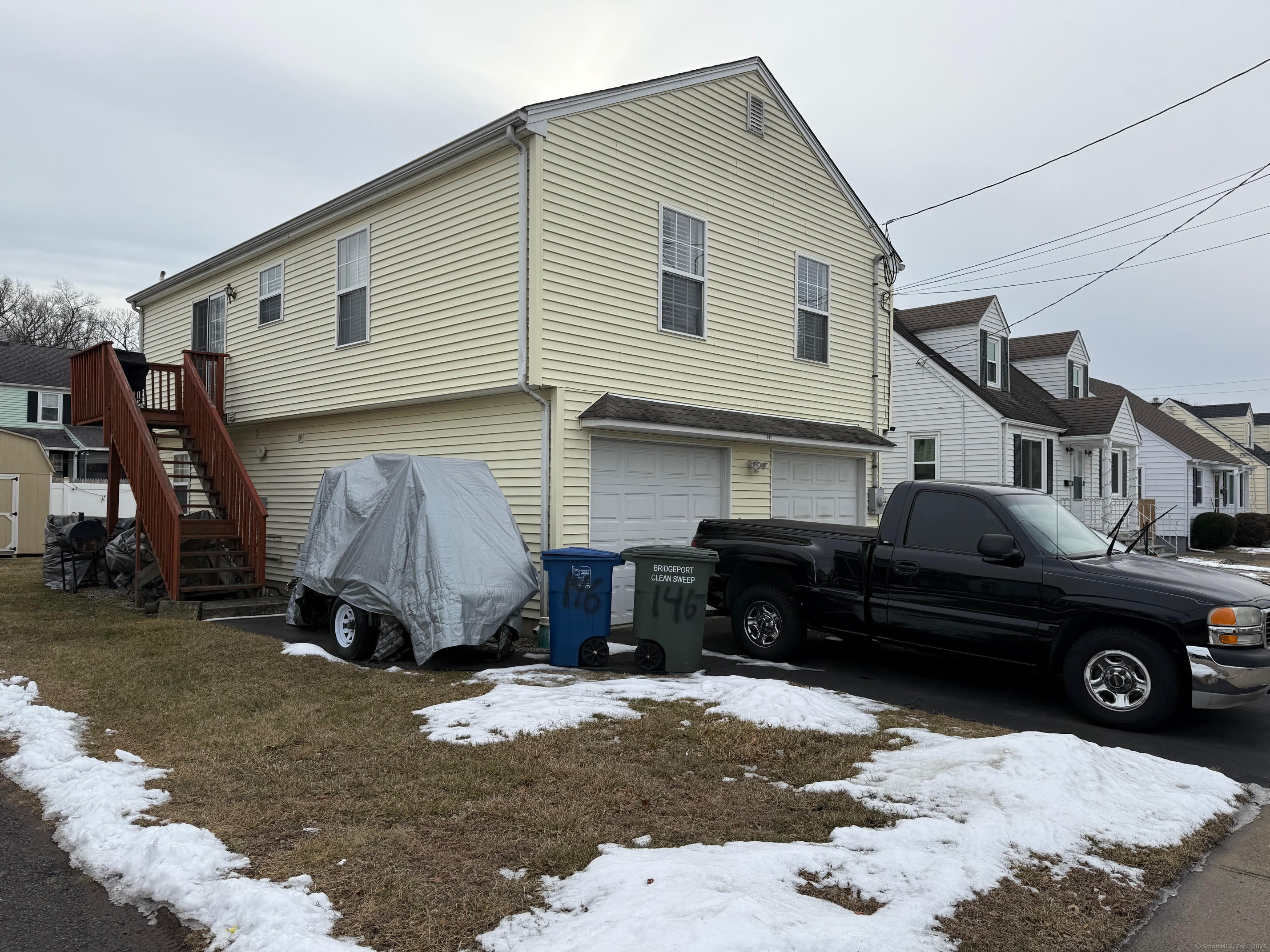 Ohio Avenue, Bridgeport, Connecticut - 3 Bedrooms  
2 Bathrooms  
6 Rooms - 