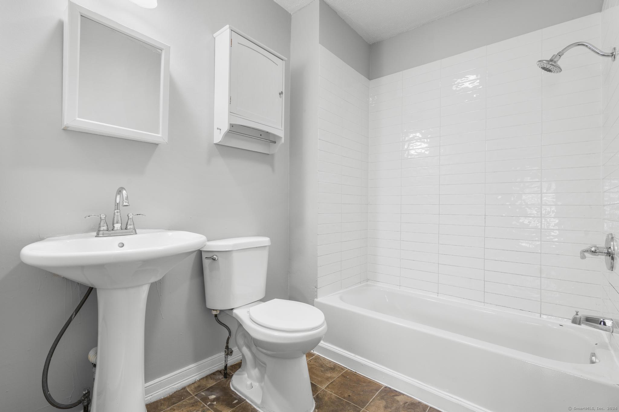 Waterbury, Connecticut 06706, United States, 5 Bedrooms Bedrooms, ,2 BathroomsBathrooms,Residential,Pending,24290