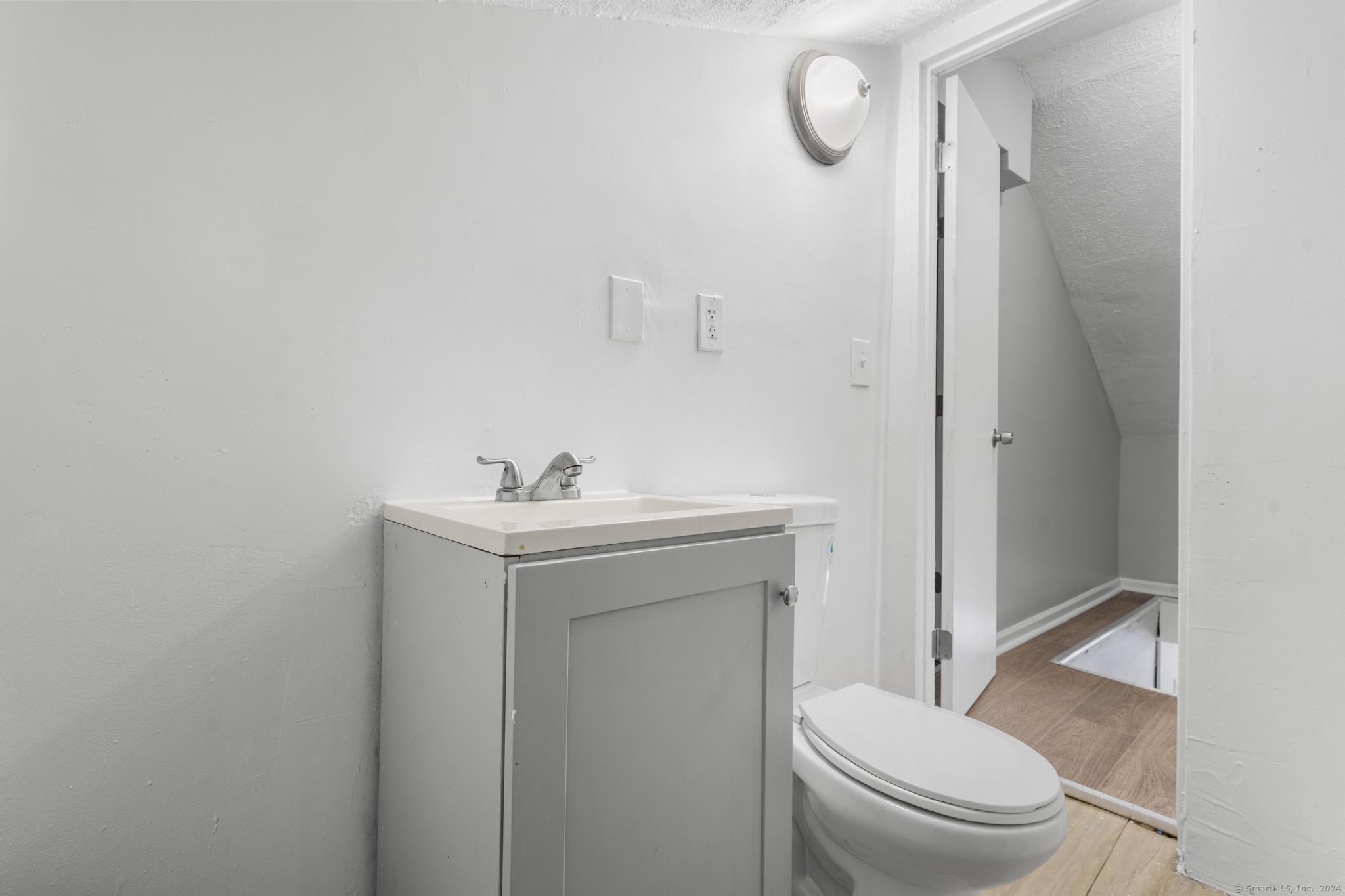 Waterbury, Connecticut 06706, United States, 5 Bedrooms Bedrooms, ,2 BathroomsBathrooms,Residential,Pending,24290